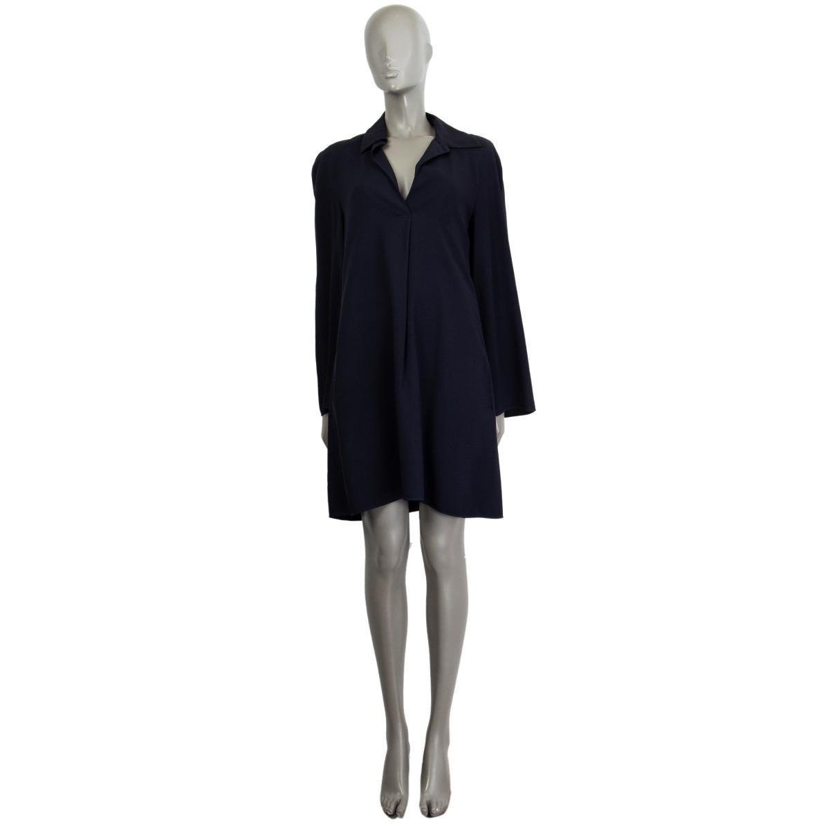 100% authentic Chloe wide shirt dress in navy acetate (53%) viscose (47%) with a floaty fabric, V-neck, point collar, long trumpet-sleeves and two slit-pockets on both sides at the hips. Lined in navy fabric silk (100%). The dress usually comes with
