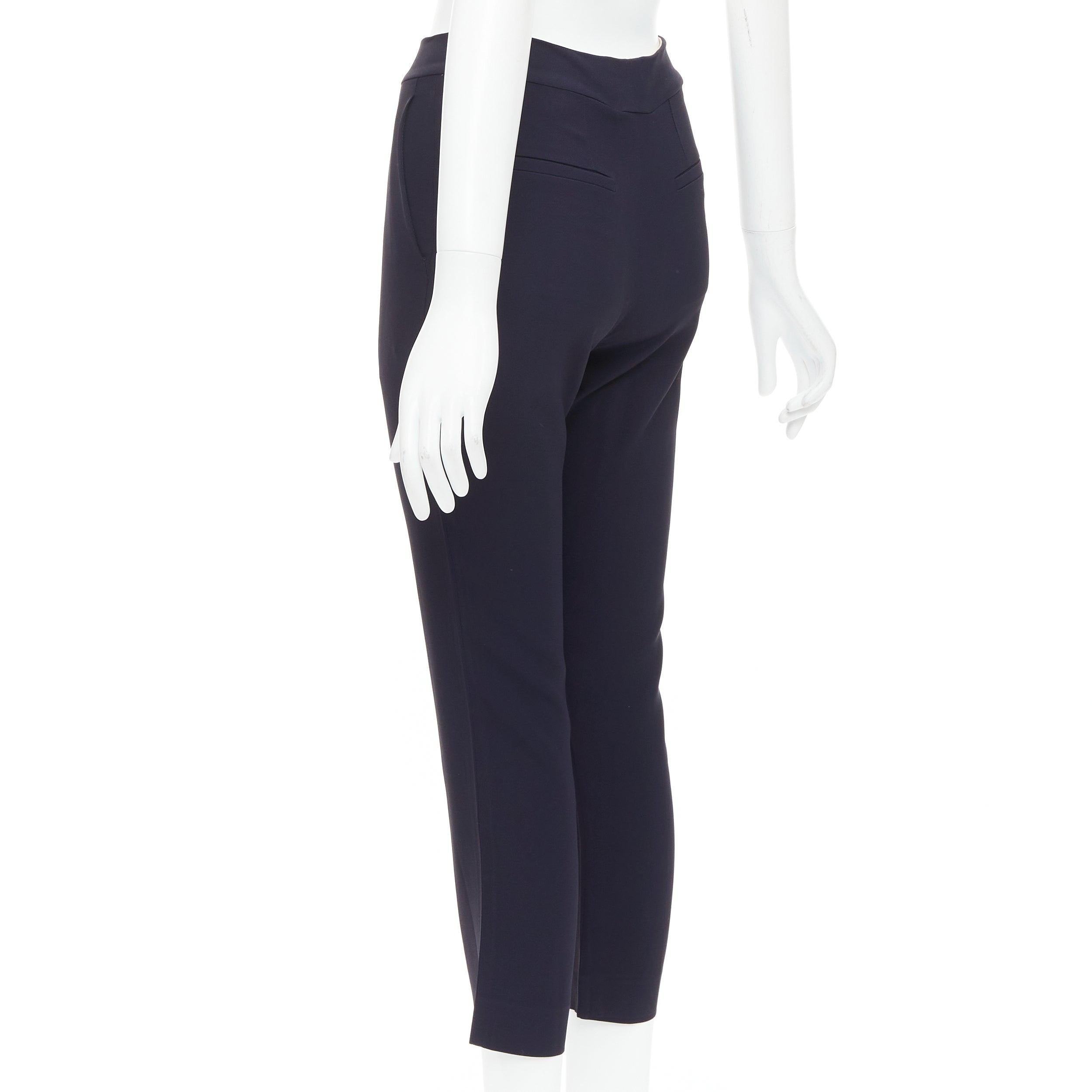CHLOE Pantalon à épaules effilées et à pinces à dos volant dissimulé bleu marine FR34 XS en vente 1