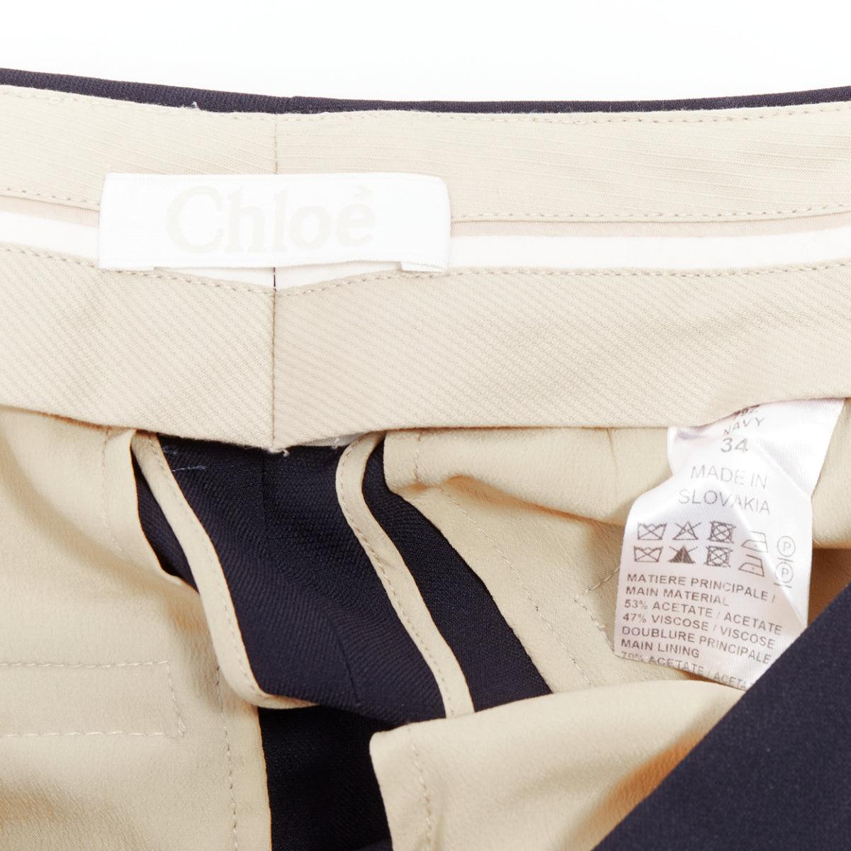 CHLOE Pantalon à épaules effilées et à pinces à dos volant dissimulé bleu marine FR34 XS en vente 3