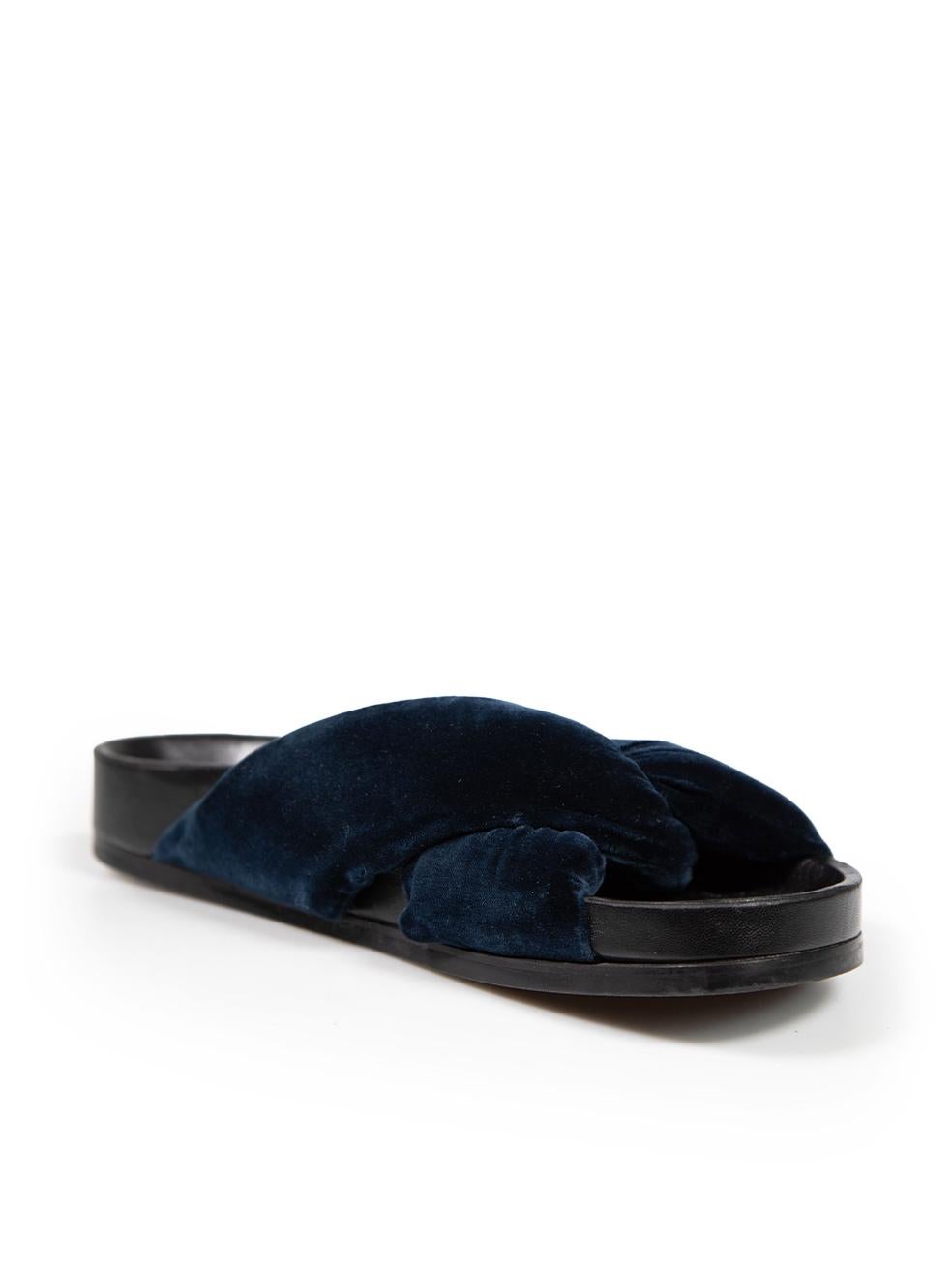CONDIZIONE: molto buona. I sandali non presentano quasi nessuna usura visibile. Tuttavia, a causa di una cattiva conservazione, c'è una piccola abrasione sul retro della scarpa destra su questo articolo usato di Chloé.
 
 
 
 Dettagli
 
 
 Model: