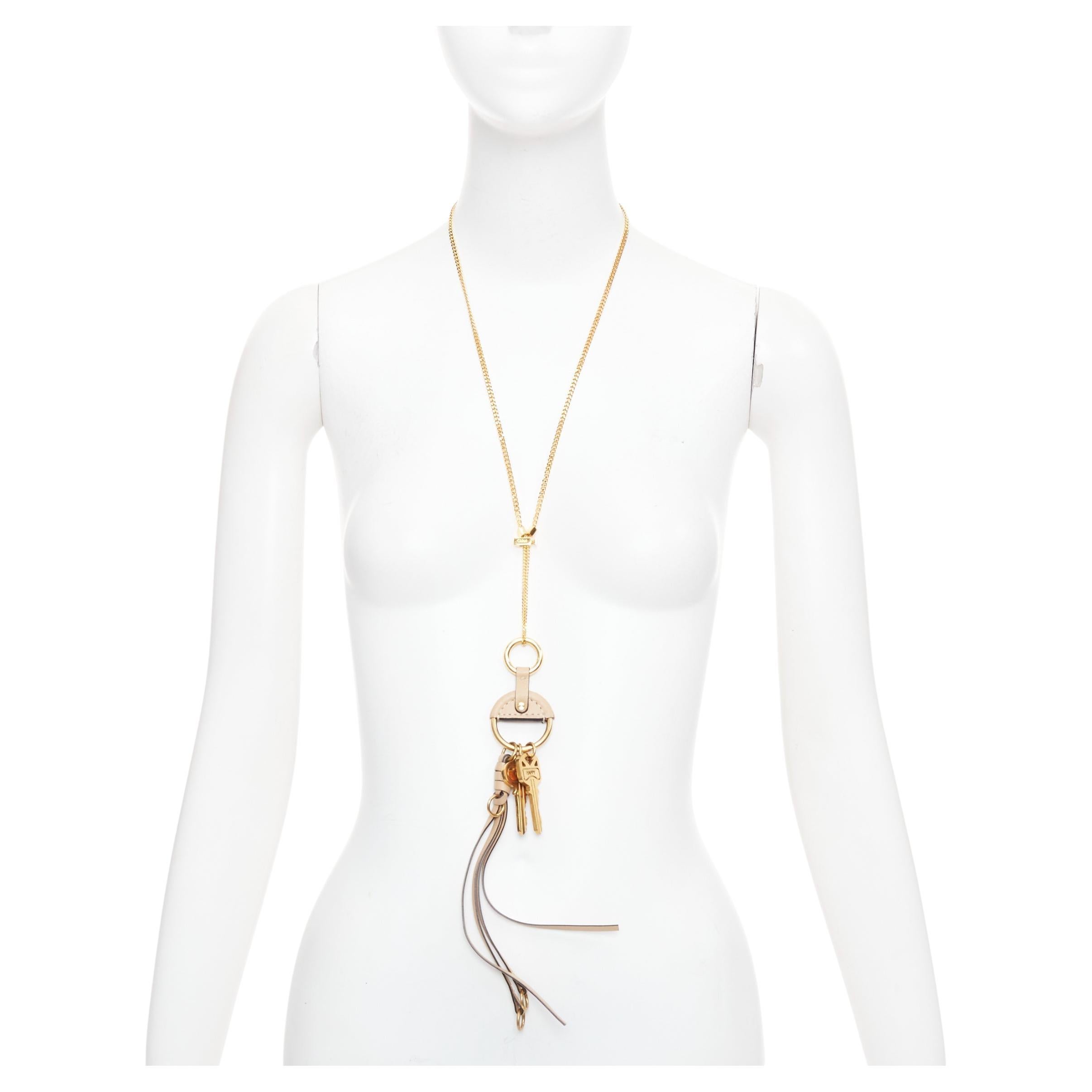 CHLOE Nicole Braunes Leder Gold Happy Schlüsselanhänger Tasche Charme lange Halskette im Angebot