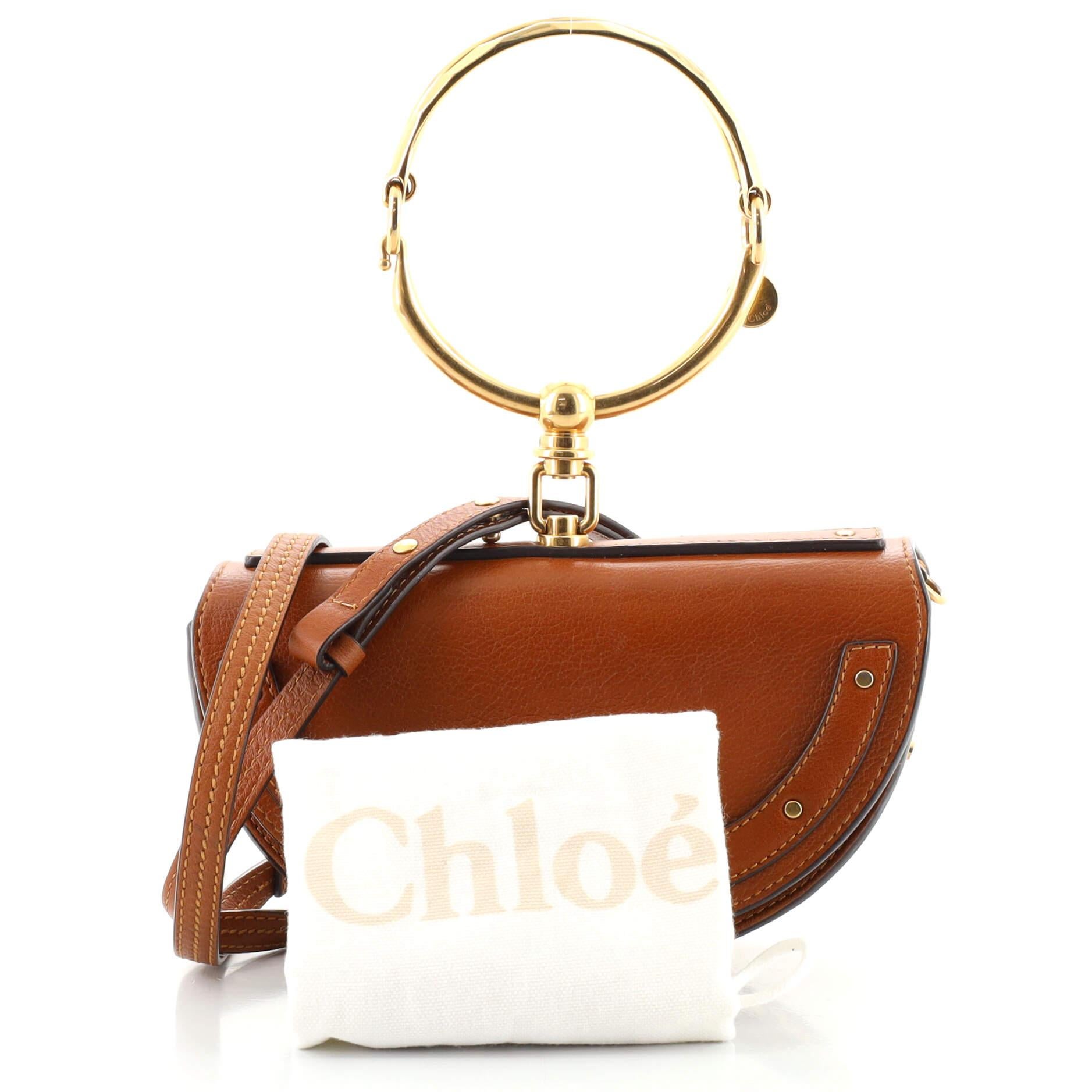 Condition: Very good. Odor in interior. Creasing on exterior and strap, slight cracking on side flap and opening wax edges. Wear and scuffs in interior, scratches and discoloration on hardware.
Accessories: Dust Bag, With Strap
Measurements: Handle