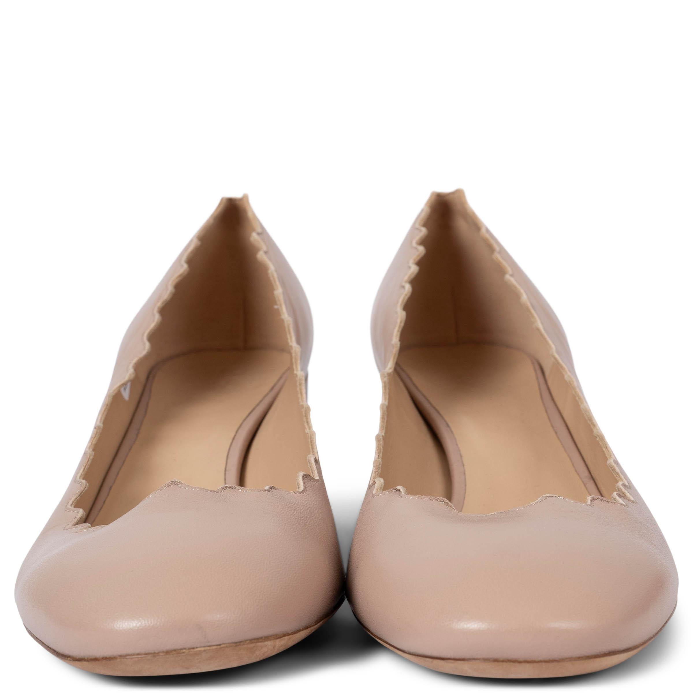 Escarpins en cuir nude à talon bloc festonné Lauren, 100% authentiques Chloé. Ils ont été portés une fois à l'intérieur et sont dans un état pratiquement neuf. 

Mesures
Taille imprimée	42
Taille des chaussures	42
Semelle intérieure	27.5cm