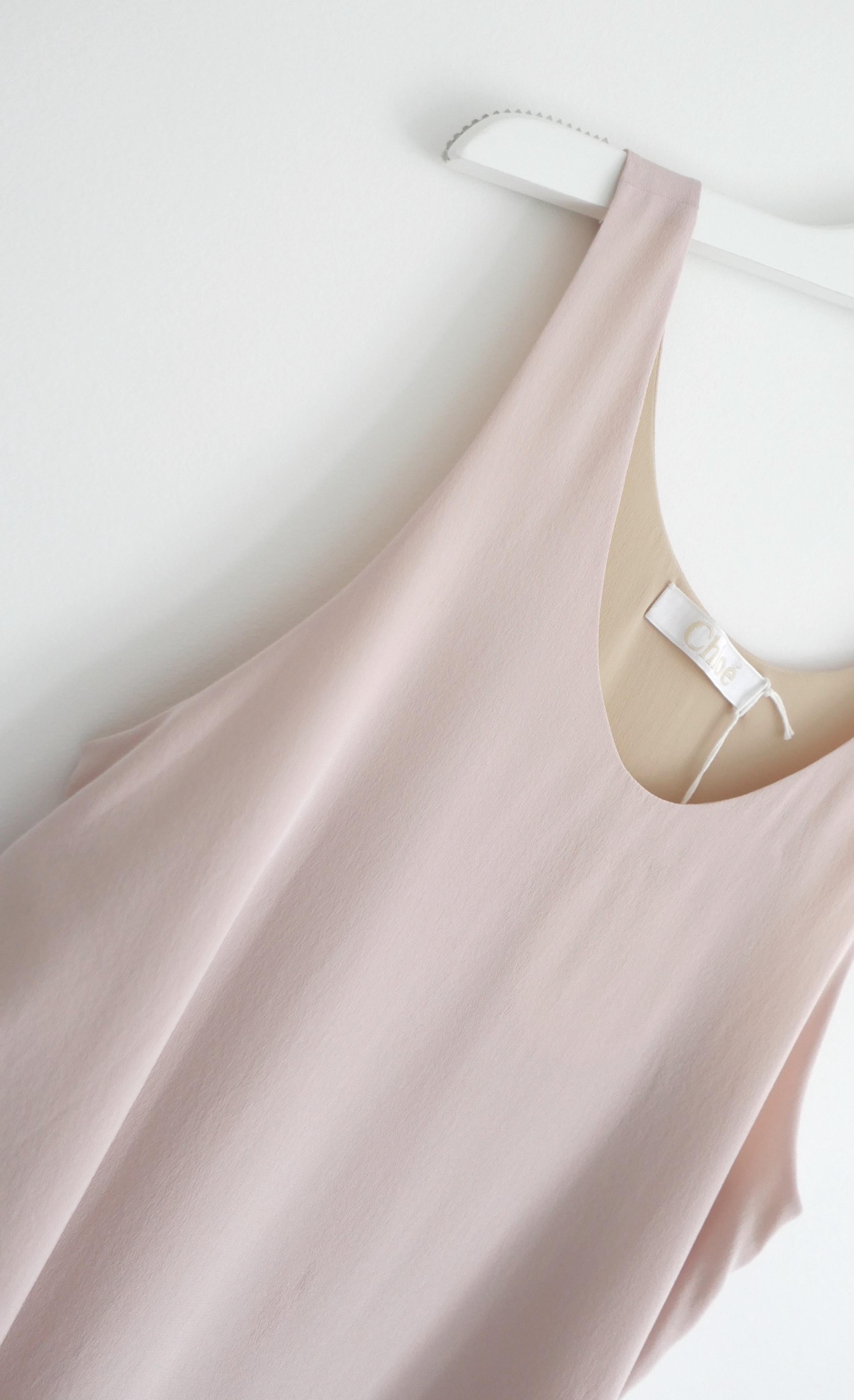 Top gilet en soie Chloe au luxe intemporel. Acheté pour £600 et neuf avec étiquettes. Réalisé en crêpe de chine de soie rose lavée, légère et douce, avec une doublure en soie plus fine. Il présente une coupe décontractée et épurée avec une encolure