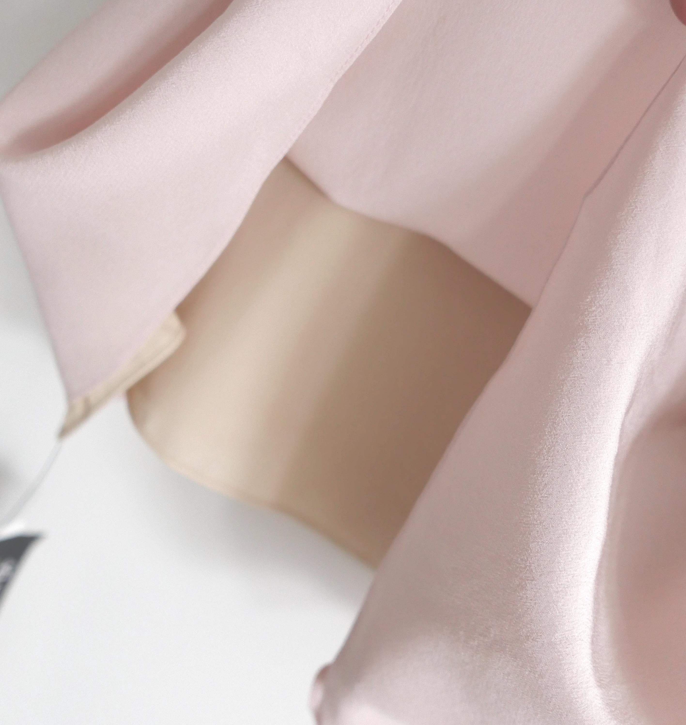 Beige Chloe - Top gilet en soie rose nude en vente