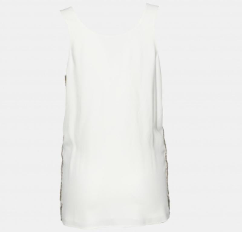L'eleganza eterna di questa blusa viene esaltata dalla semplicità e dalla ventilata tonalità del bianco sporco. Questa blusa del marchio di moda Chloe è realizzata in tessuto crepe, impreziosita da decorazioni sui lati e arricchita da uno stile