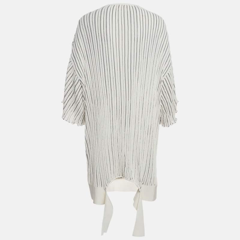Cette robe Chloé est un vêtement chic et stylé qui respire l'élégance et la sophistication. Avec son design élégant, sa silhouette flatteuse et sa confection de haute qualité, cette robe est parfaite pour toute occasion spéciale ou soirée, vous