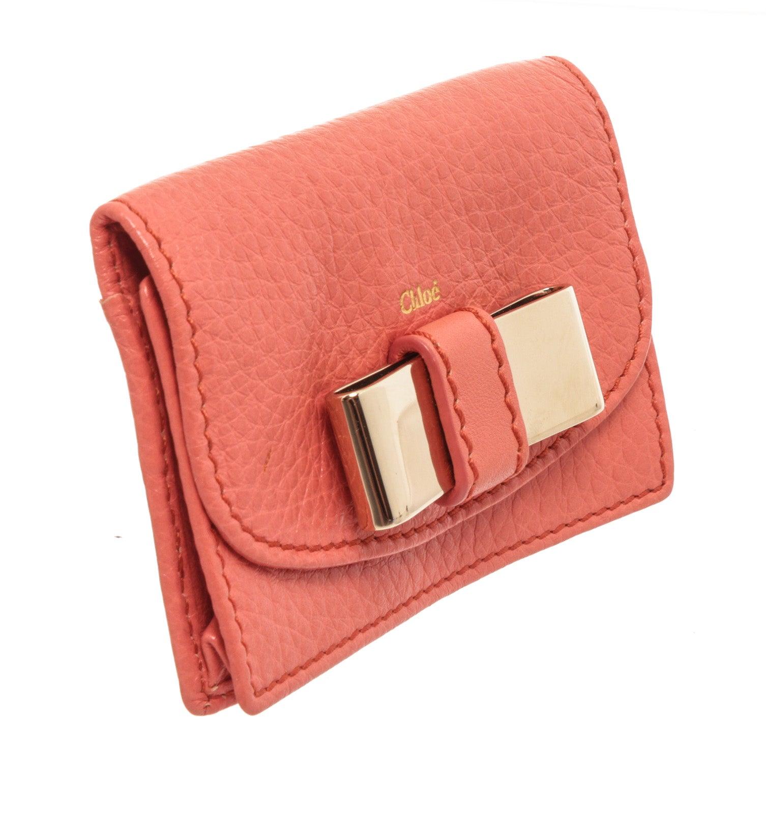Chloe Orange Leder Bow Card Holder Wallet mit goldfarbener Hardware, Lederbesatz, Innenfächern und Reißverschlüssen.
33172MSC