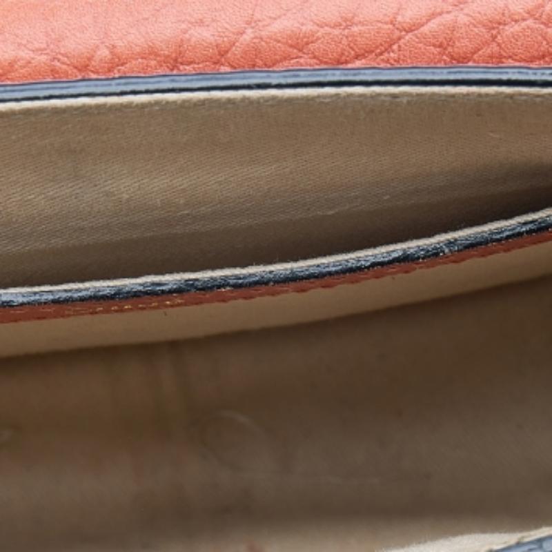 Diese stilvolle Sally Schultertasche von Chloe ist aus orangefarbenem Leder und goldfarbenem Metall gefertigt. Die Tasche hat einen Kettengriff und einen Klappverschluss. Dieser Sally ist zusätzlich mit einem geräumigen gefütterten Innenraum