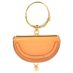 Chloé - Petit sac à bandoulière Minaudière en cuir verni orange avec bracelet en forme de nile