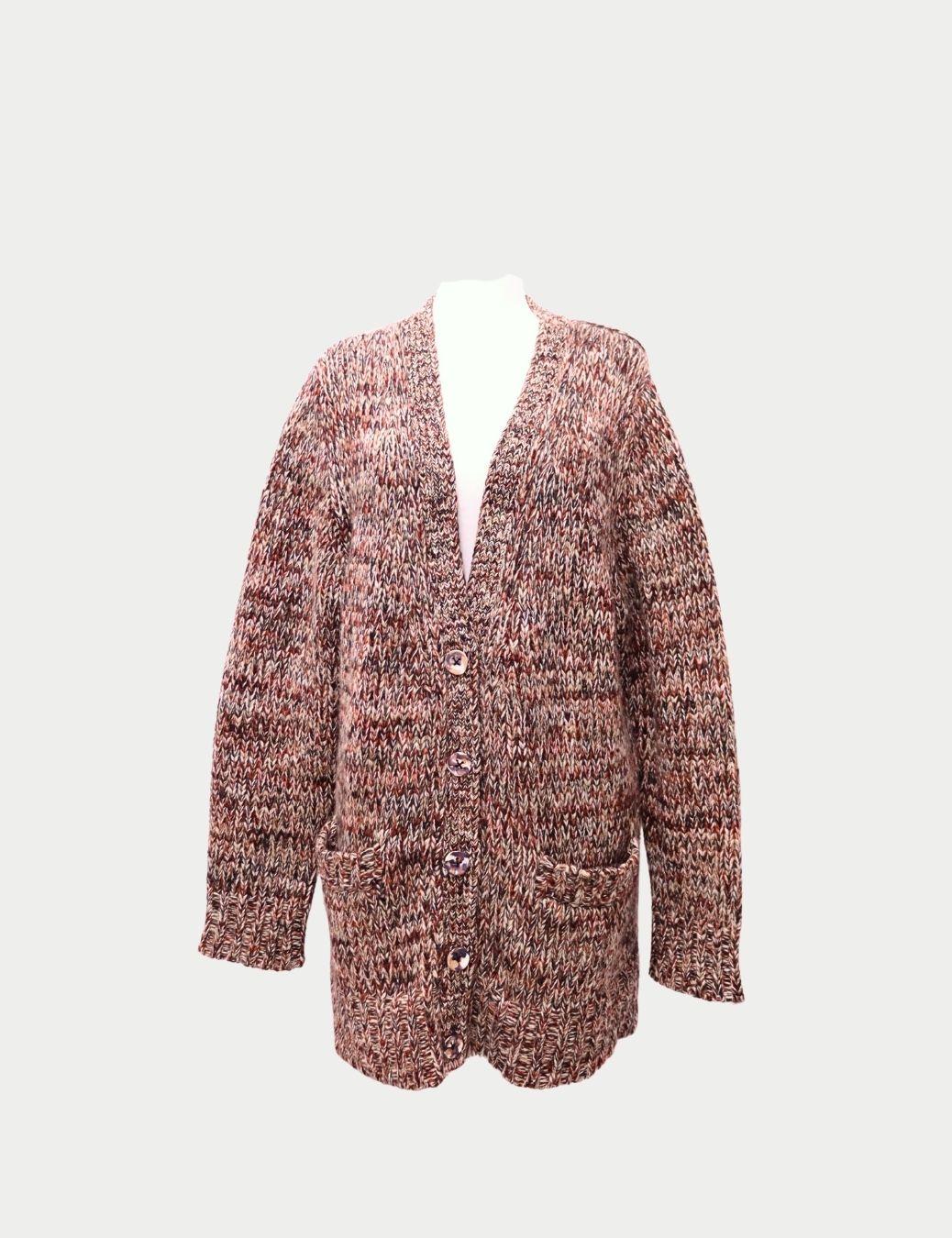 Chloé - Cardigan oversize en maille multicolore

Enveloppez-vous dans un luxe sans effort avec ce cardigan tricoté surdimensionné authentique de Chloé, confectionné dans un magnifique mélange de fils multicolores qui créent un fini riche et texturé.