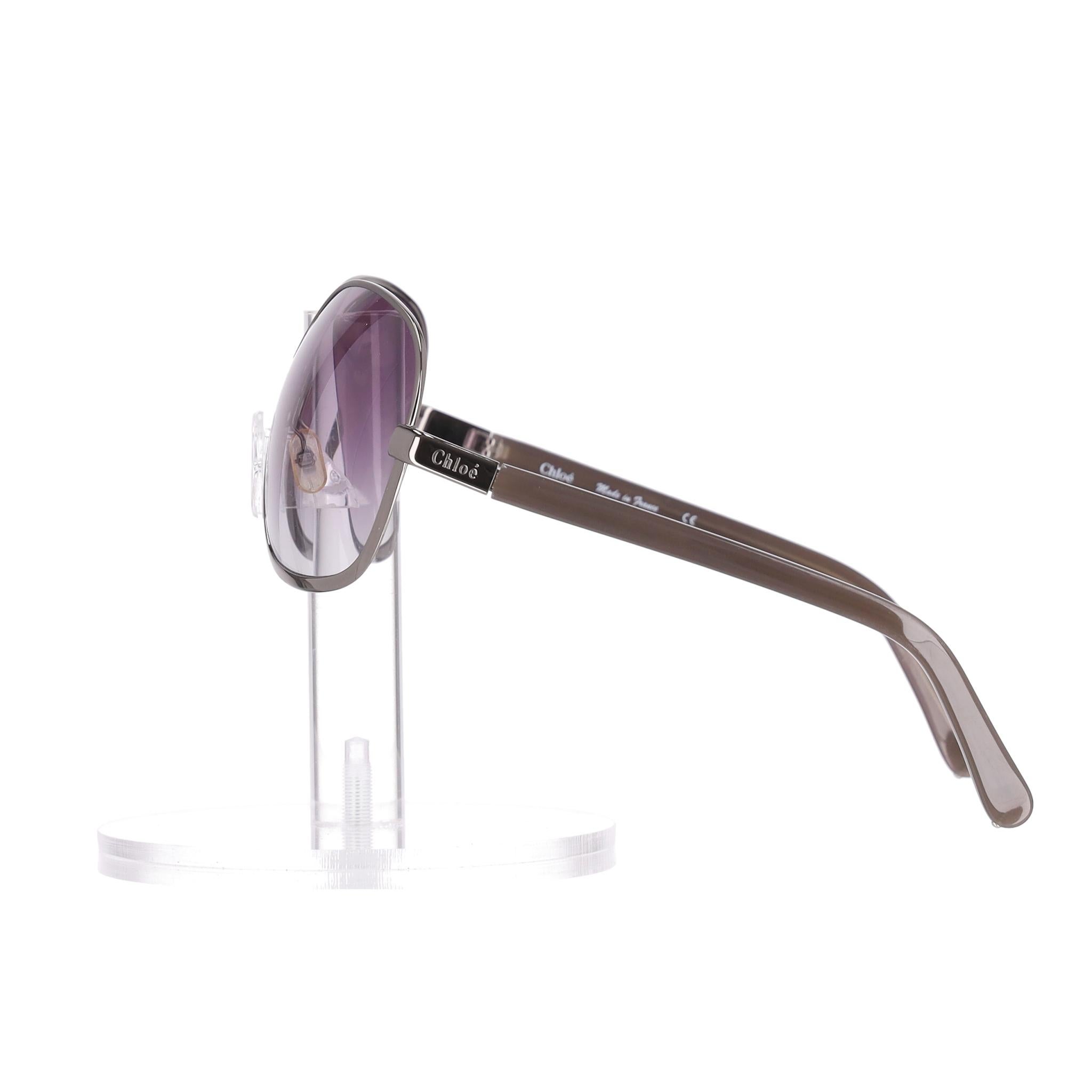 Lunettes de soleil surdimensionnées Chloe

Lunettes de soleil oversize à la silhouette arrondie, marron taupe, avec verres dégradés violet clair offrant une protection UV à 100 %.

Les bras sont fins et les détails sont gravés en argent