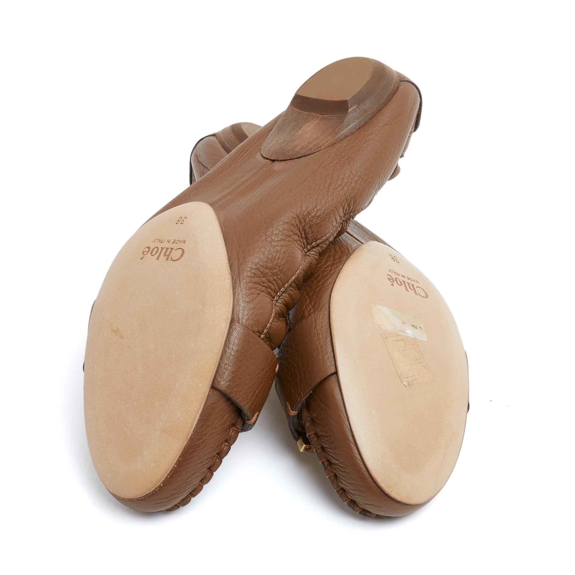 Chloé Slipper oder Ballerinas im Paddington-Stil aus camelfarbenem Leder und goldenem Metall, elastischer Riemen für besseren Sitz, Lederfutter, Innen- und Außensohle und Absatz. Größe 38EU oder UK5 und US7.5: 1,2 cm Absatz. Die Schuhe sind nie