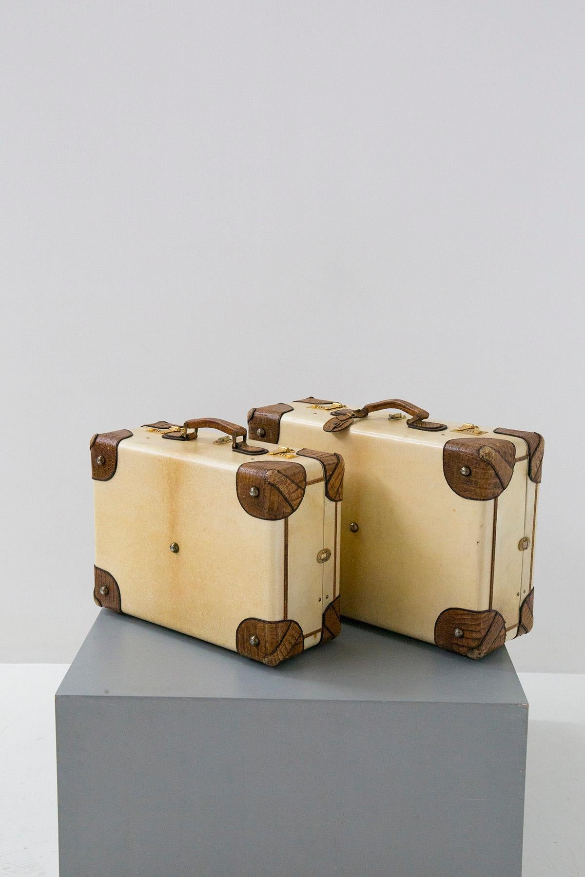 Elegantes und prächtiges Kofferpaar aus Pergament und Krokodil aus der großen Chloé-Manufaktur. Die Koffer stammen aus den späten 1950er Jahren. Die beiden Koffer haben einen festen Rahmen, der mit gelbem Pergament überzogen ist, und ihre größte
