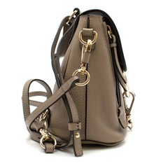 Chloe Pale Grey Faye Kleine Armbandtasche