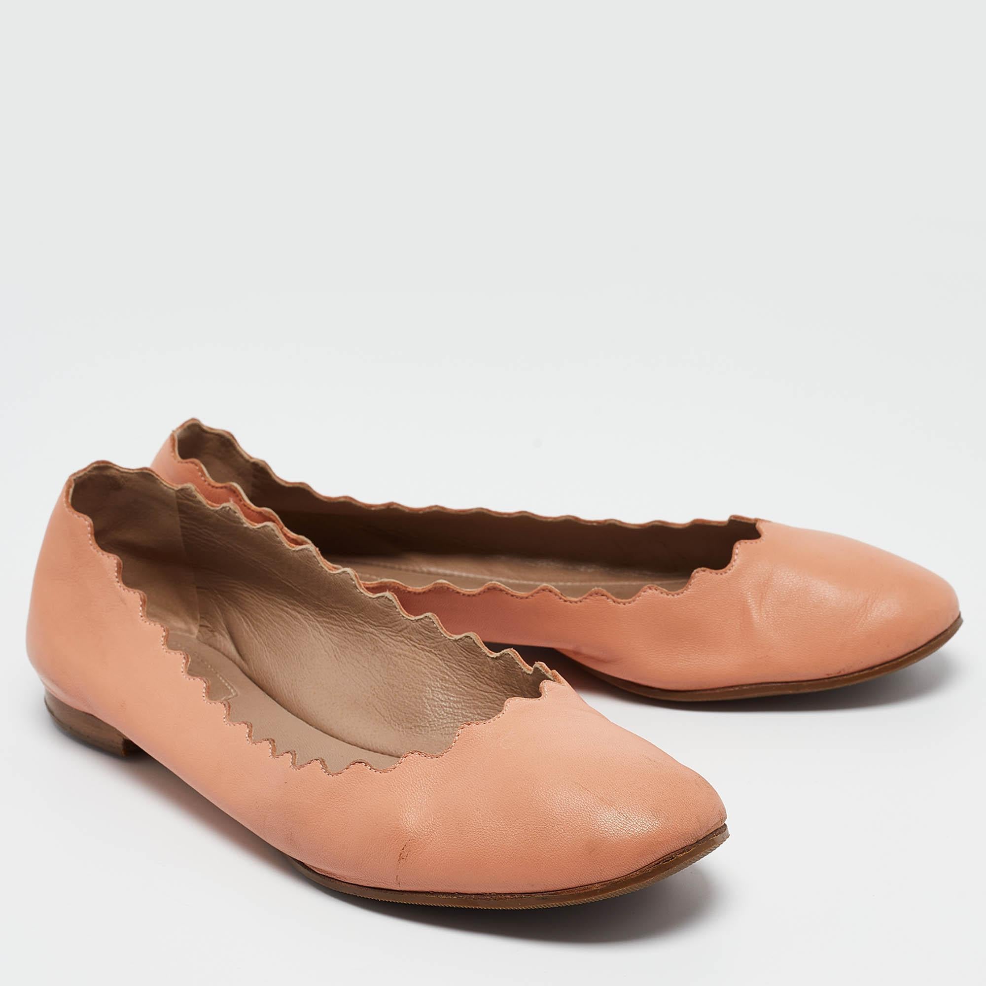 Chloe Peach Pink Scalloped Leather Lauren Ballet Flats Size 37 In Fair Condition For Sale In Dubai, Al Qouz 2