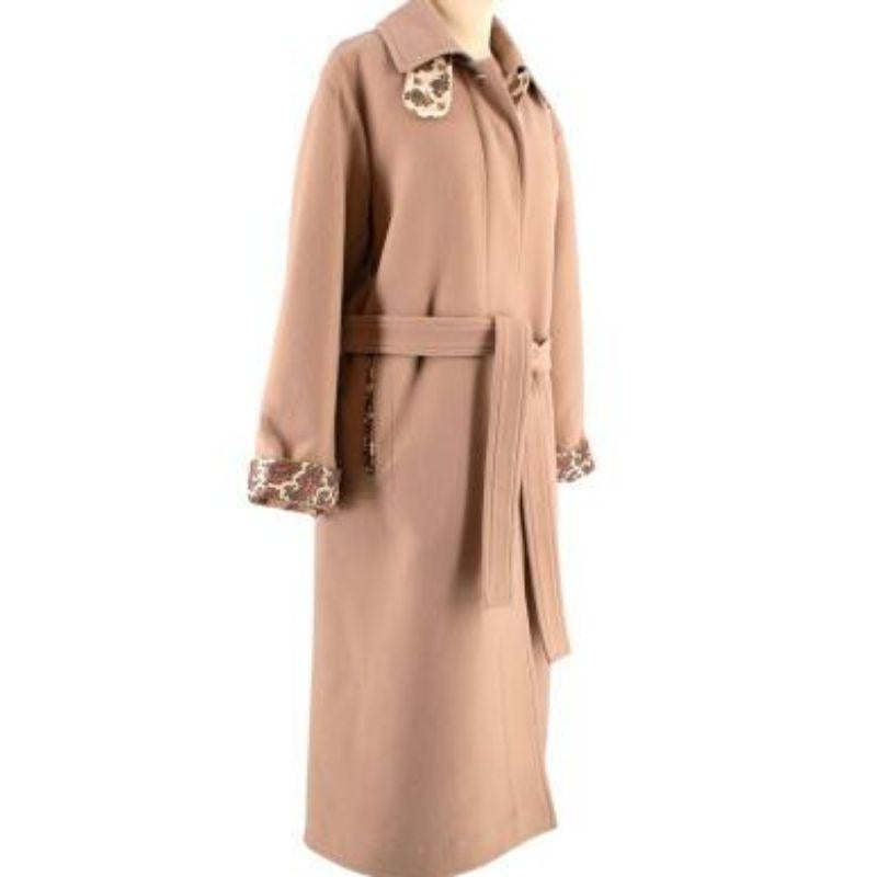 Chloe Beige Printed Belted Coat

-Belt loops 
-Self Tie belt 
.Button fastening 
-Waist pockets 
-Patterned Panels 
-Fully lined 
-Mid length 

Material: 

100% Wool

PLEASE NOTE, THESE ITEMS ARE PRE-OWNED AND MAY SHOW SIGNS OF BEING STORED EVEN