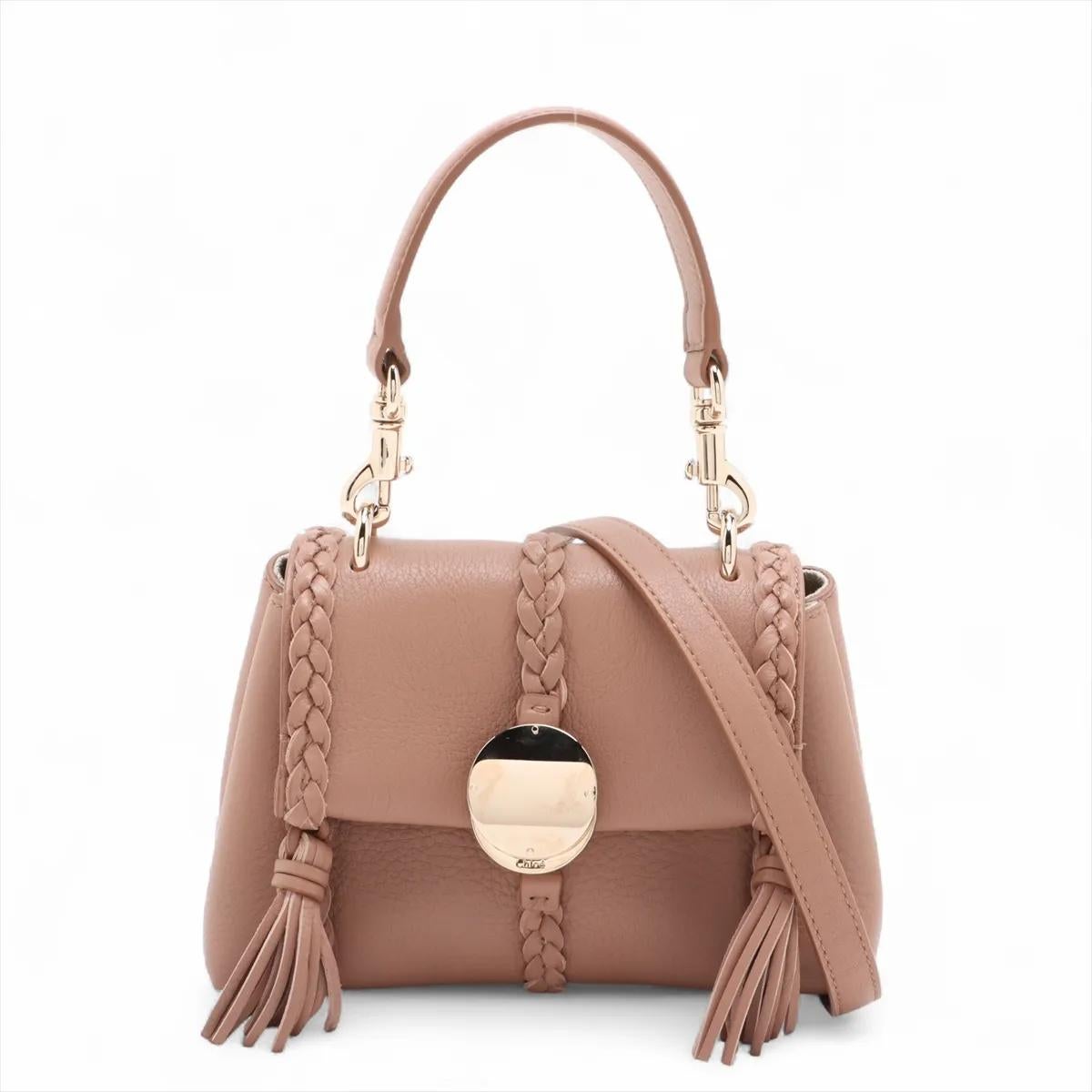 Le sac à bandoulière double en cuir Penelope de Chloé, en beige, est une pièce raffinée et féminine qui capture l'élégance sans effort de la marque. Confectionné en cuir souple, il présente un intérieur spacieux qui offre suffisamment d'espace pour