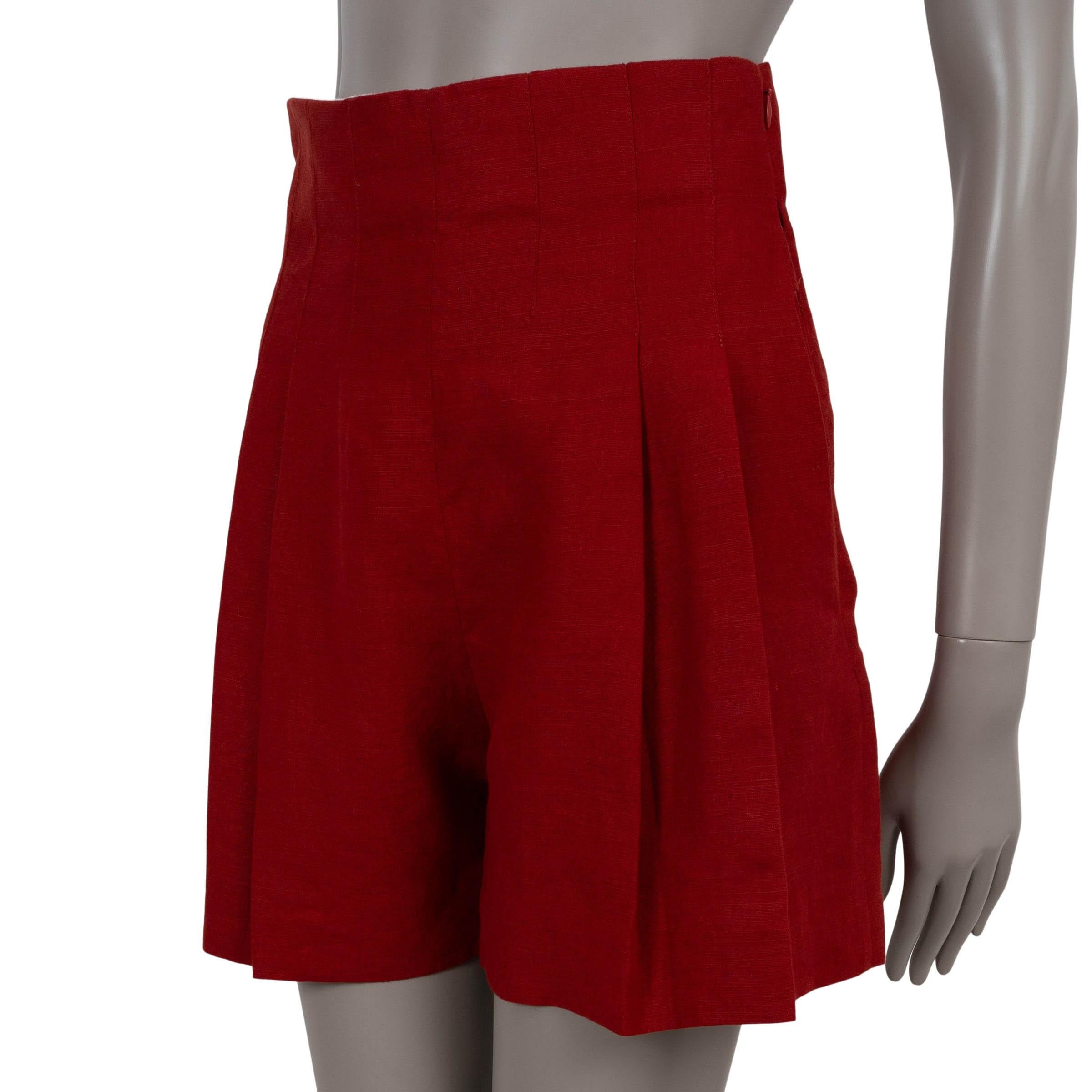 Esta bermuda 100% auténtica de Chloé está confeccionada en lino rojo pimienta para un look refinado sin esfuerzo. La silueta entallada de talle alto está diseñada con pliegues delanteros y perneras anchas relajadas para una caída fácil. Los detalles