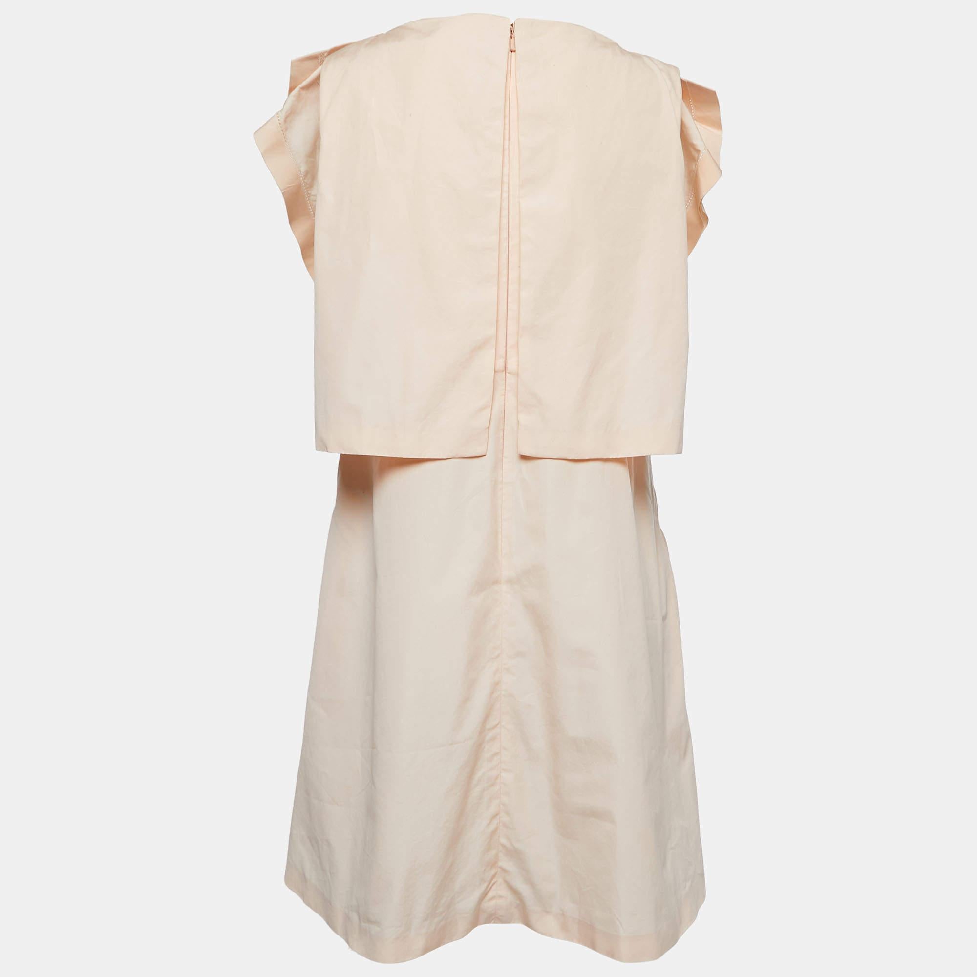 Make a luxe fashion statement by wearing this designer dress. It is tailored using fine fabric into a flattering silhouette.