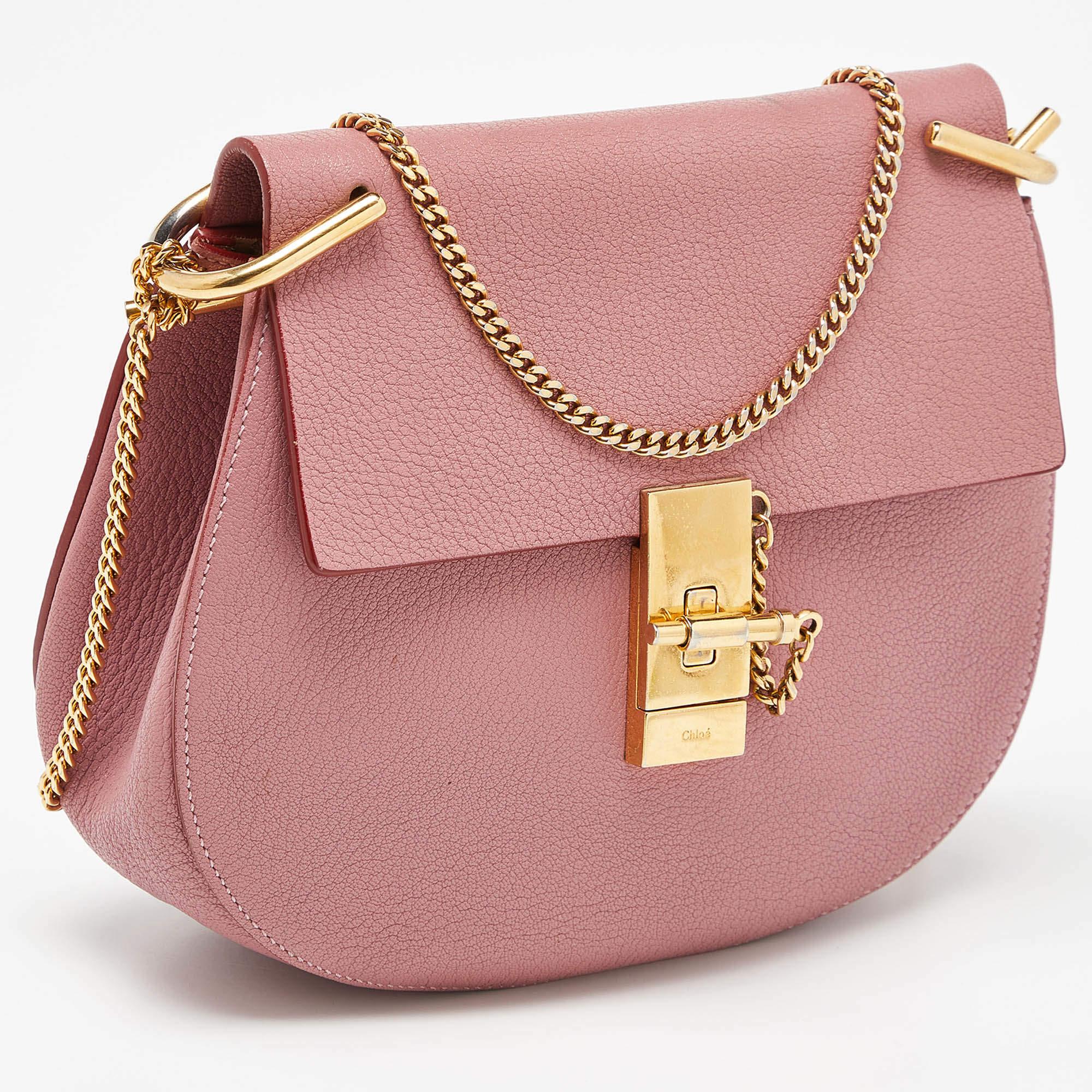 Die Drew-Tasche von Chloe, eine der bekanntesten Taschen der Luxuswelt, war Teil der Herbst/Winter-Kollektion 2014 des Labels. Er hat eine ausgeprägte Form und minimale stilistische Details. Diese Umhängetasche ist sorgfältig aus Leder gefertigt und