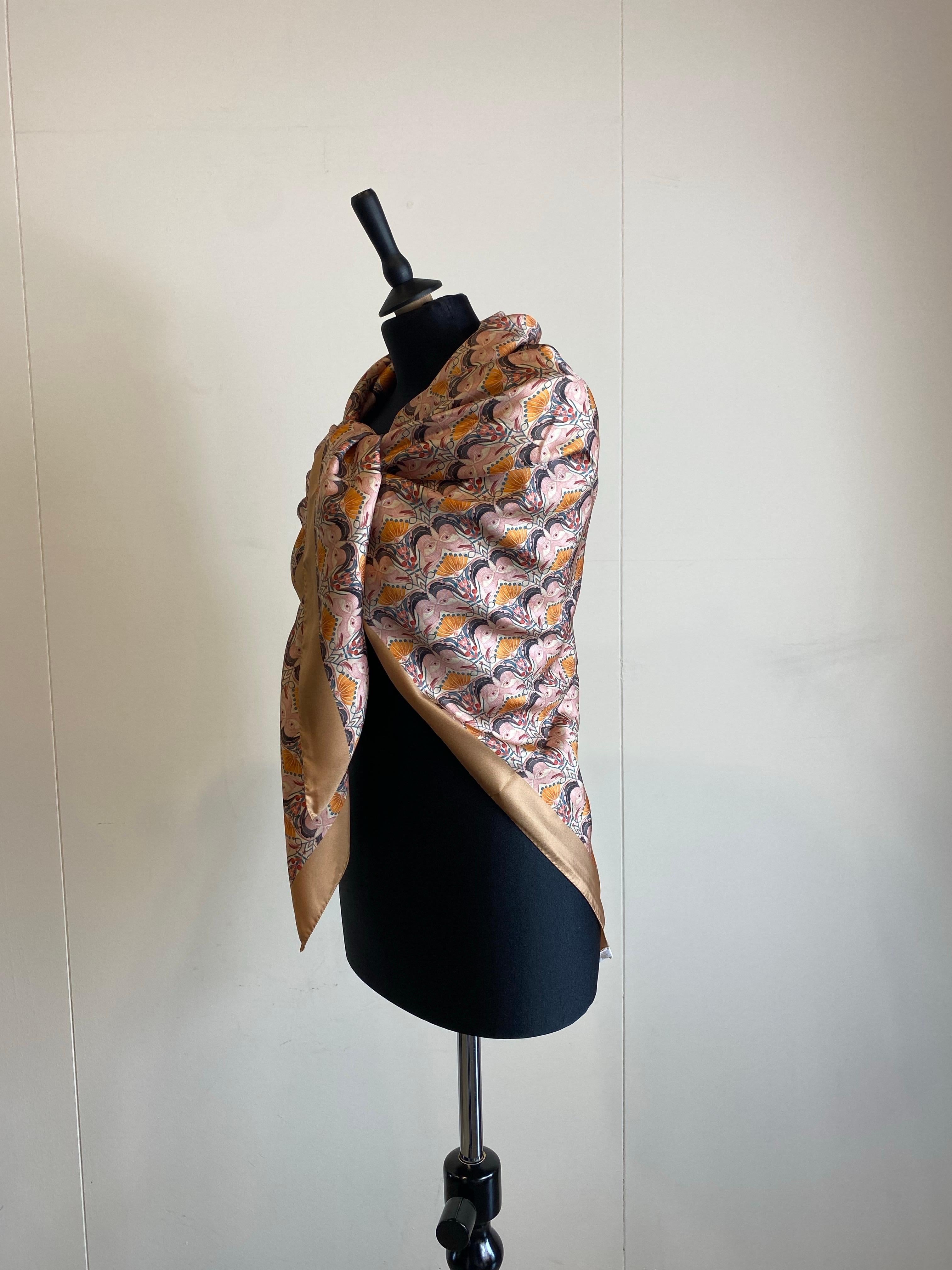 Foulard Chloè 
100% seda. Colores y dibujo muy particulares.
Medidas 118 cm X 118 cm.
Excelente estado, sólo tiene un pequeño halo como se ve en la foto.