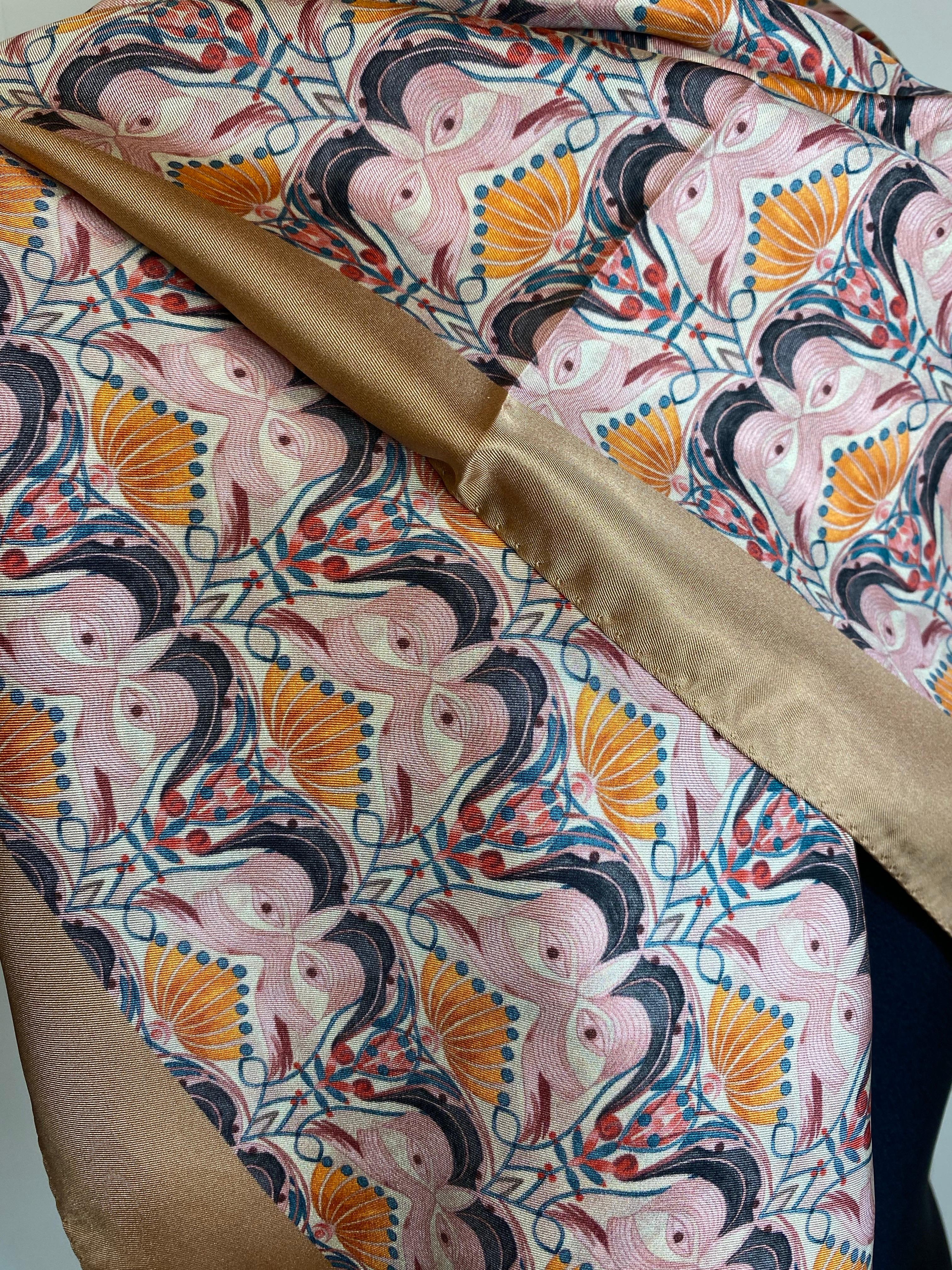 Foulard estampado rosa Chloe Beige en venta