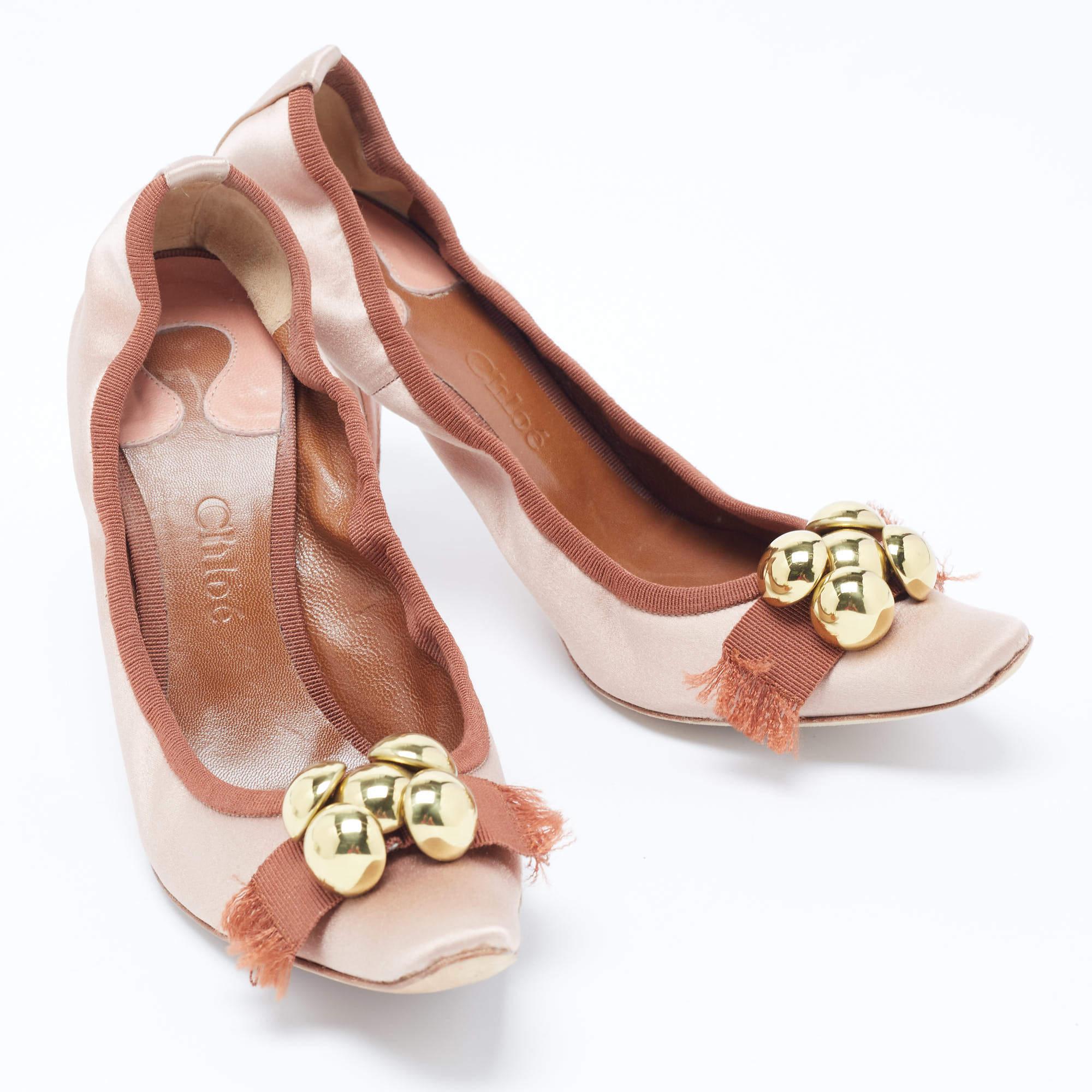 Chloe Pink Satin Embellished Pointed Toe Pumps Size 39 In Good Condition For Sale In Dubai, Al Qouz 2