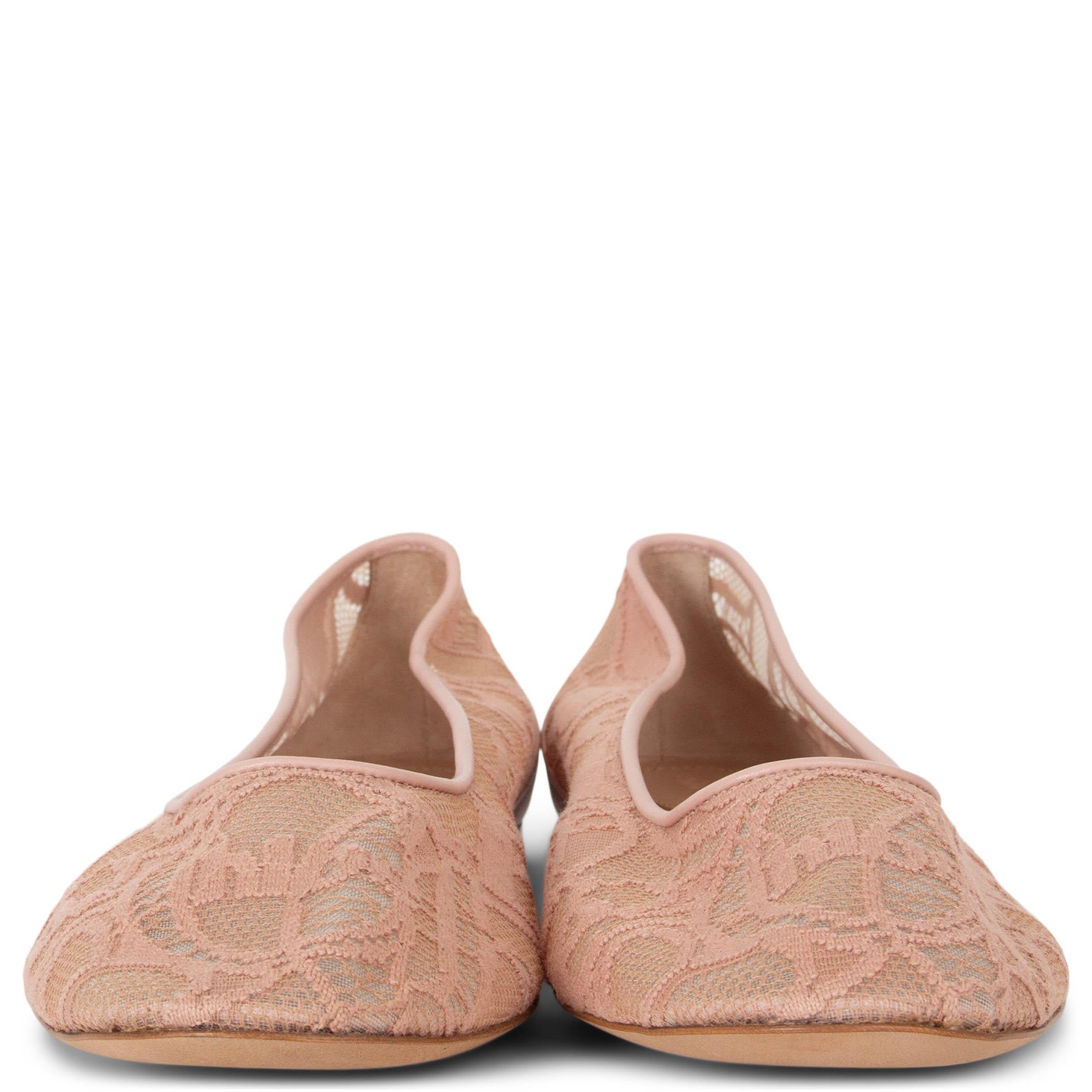 Queste ballerine Chloé Lauren in pizzo Pink Tea, autentiche al 100%, incarnano un'eleganza delicata. Caratterizzate da finiture e tacchi in pelle rosa, punte arrotondate e suole in cuoio, offrono un perfetto equilibrio tra fascino femminile e