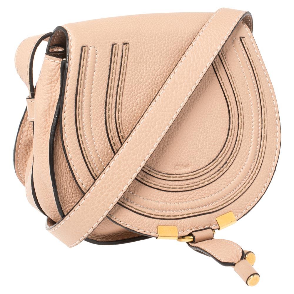 Chloe Puderrosa Leder Mini Marcie Crossbody Tasche im Zustand „Gut“ in Dubai, Al Qouz 2
