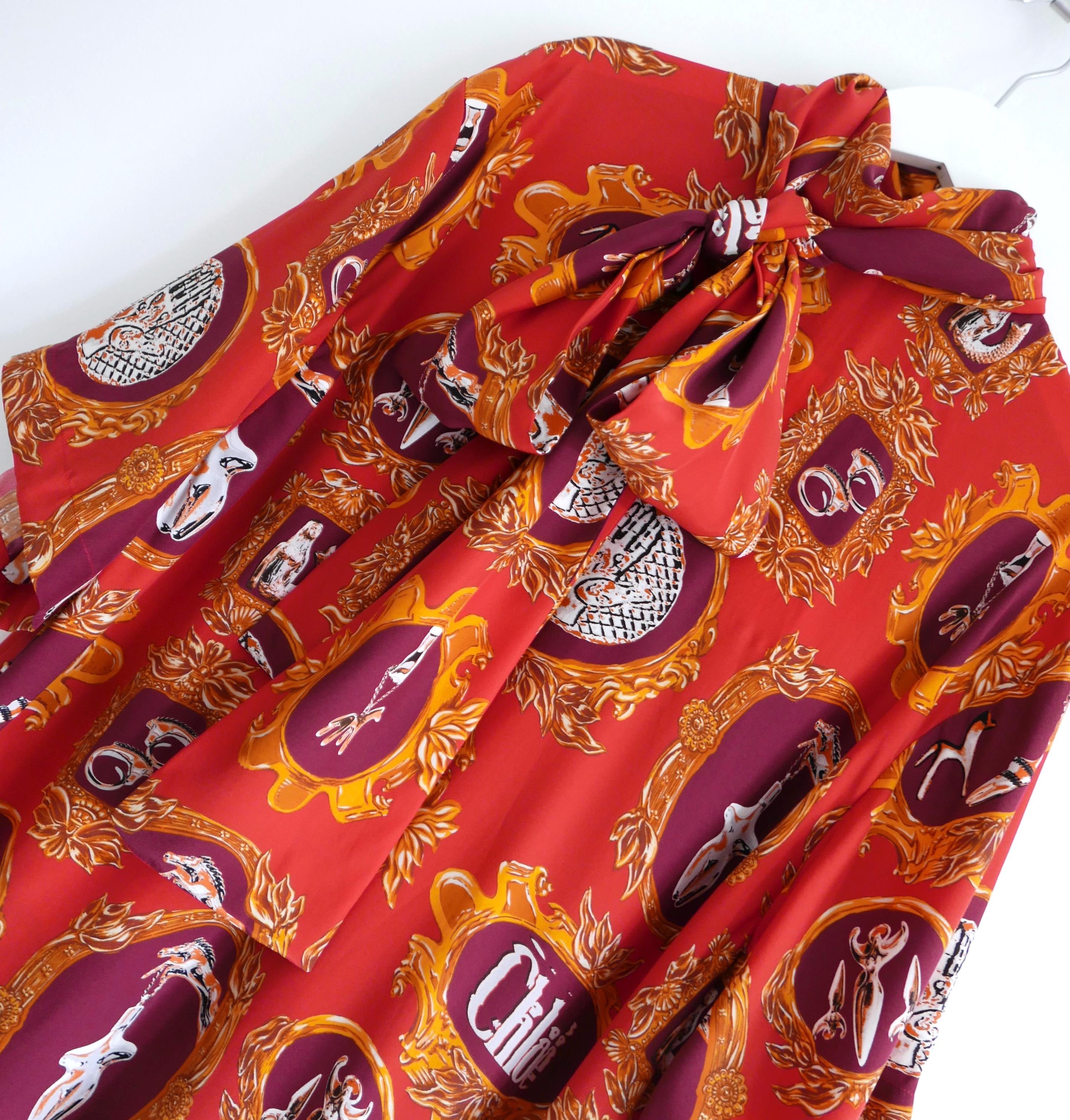 Étonnante blouse à foulard à imprimé camée Chloe, issue de la collection Pre-Fall 2019. Il a figuré dans plusieurs looks du défilé. Acheté pour £1750 et neuf avec étiquettes/bouton d'étain. Confectionnée en soie rouge cornaline imprimée de camées 
