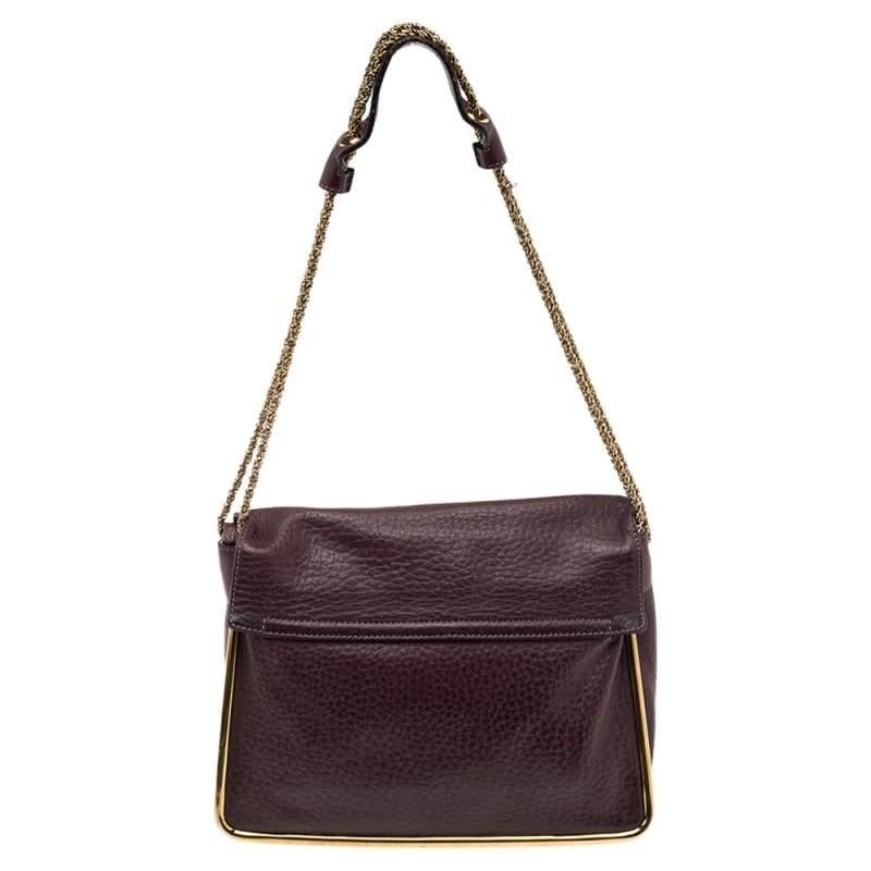 This stylish Sally shoulder bag from Chloe is crafted from pebbled leather and gold-tone metal. The bag features a chain-link handle with a leather rest and a flip lock on the flap. This Sally is added with a spacious lined interior.

