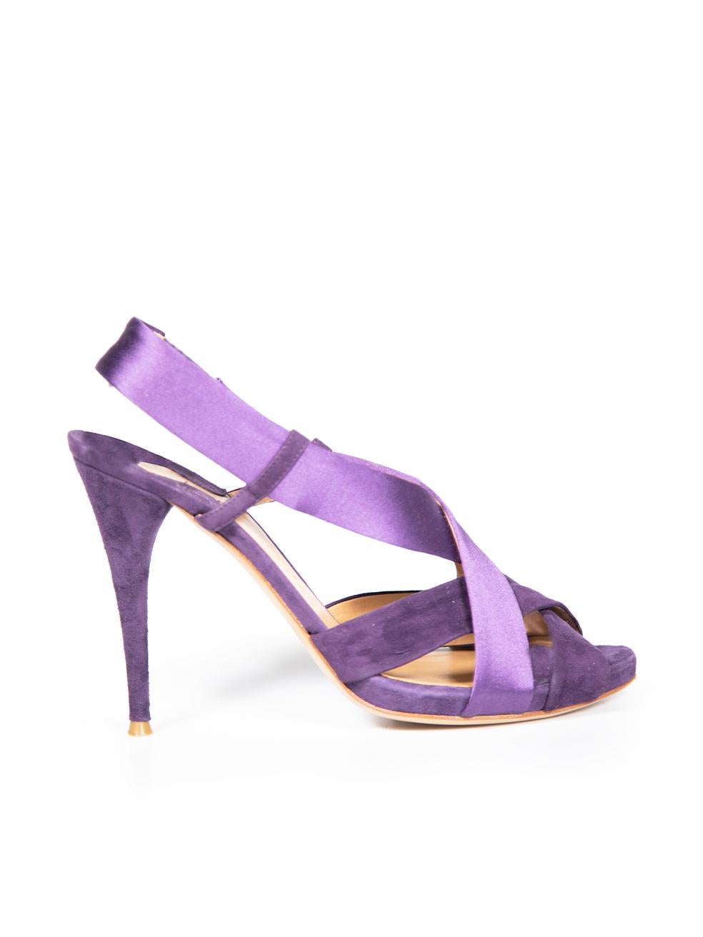 L'ÉTAT est très bon. L'usure minimale des chaussures est évidente. Usure minimale aux sangles et aux talons avec abrasions au daim sur cet article de revente de designer Chloé d'occasion. Ces chaussures sont livrées avec leur boîte d'origine.
 

 

