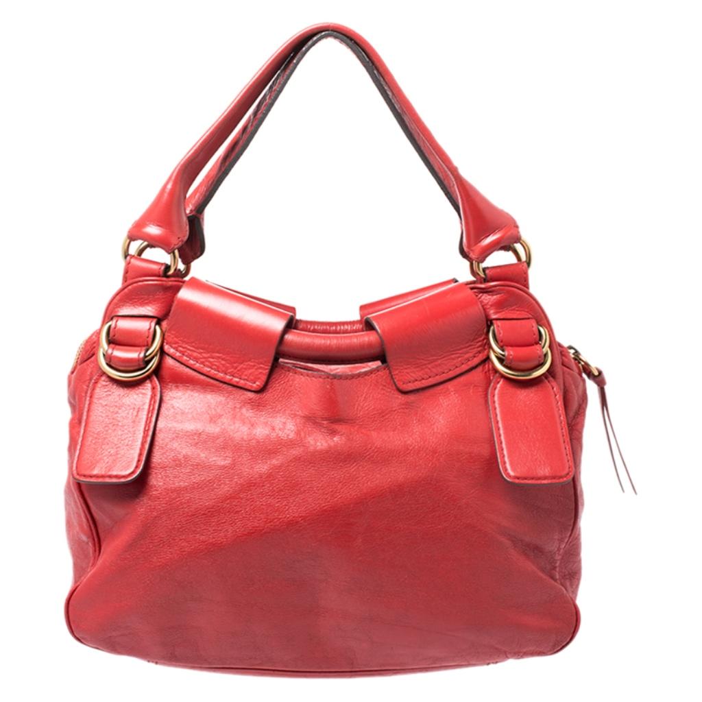 This Chloe bag is much sought after by the fashion-conscious. Crafted in Italy, it is made of quality leather and comes in a lovely shade of red. This bay satchel is held by dual handles and has a stylish silhouette. It comes with an exterior double