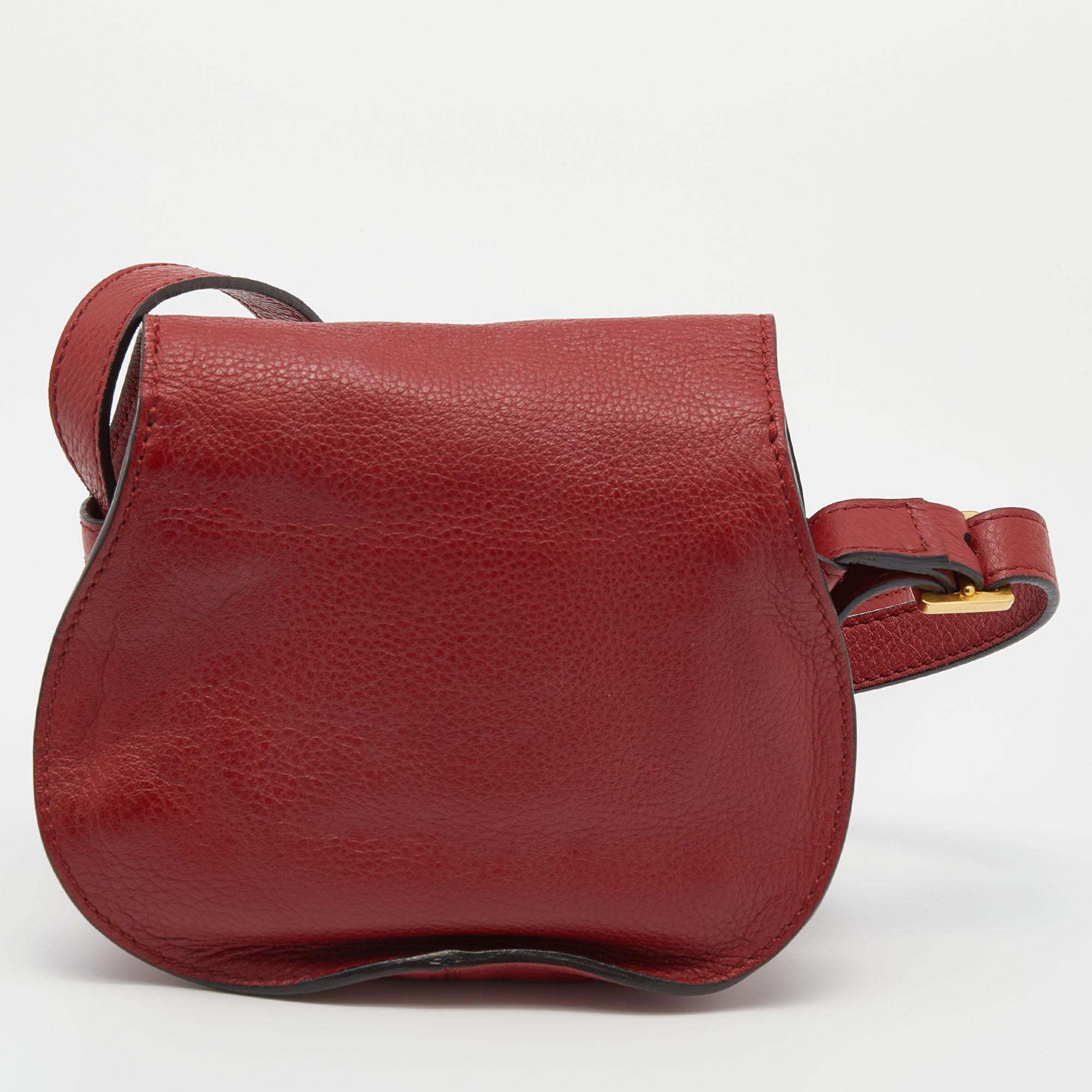 A timeless design that will last you season after season, the Marcie bag from Chloé is a wardrobe essential. The cross-body bag features neat stitching details on the flap in a distinctive shape. Crafted from red-hued leather to a compact
