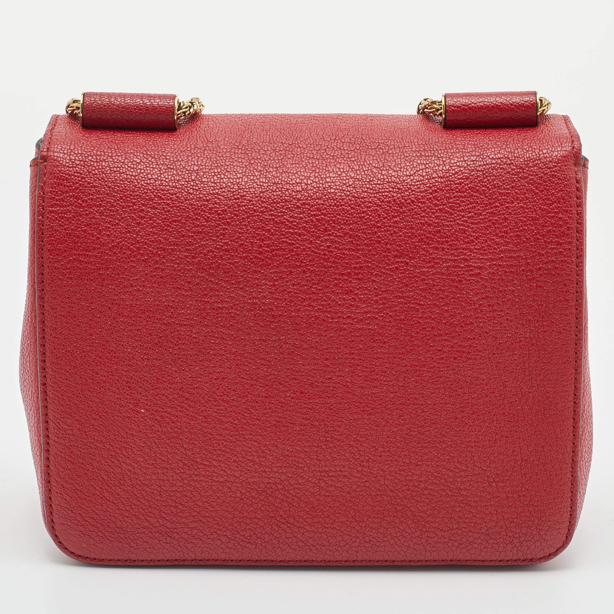 This Elsie shoulder bag from Chloé is both elegant and fashionable. Crafted from red leather, this bag features a chain strap, gold-tone hardware, and a spacious leather-lined interior. A logo-engraved lock closure highlights the front. Make this