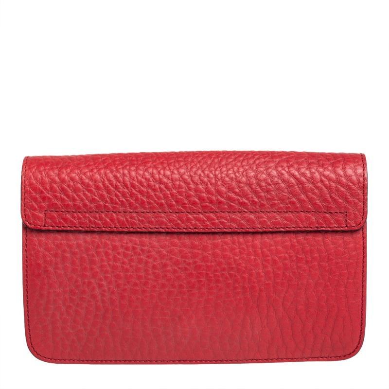 This Chloe clutch is perfect for night time. Crafted meticulously from leather, it comes in a shade of red. It has an envelope silhouette with a front flap carrying the brand logo. The exterior is further detailed with gold-tone hardware detailing.