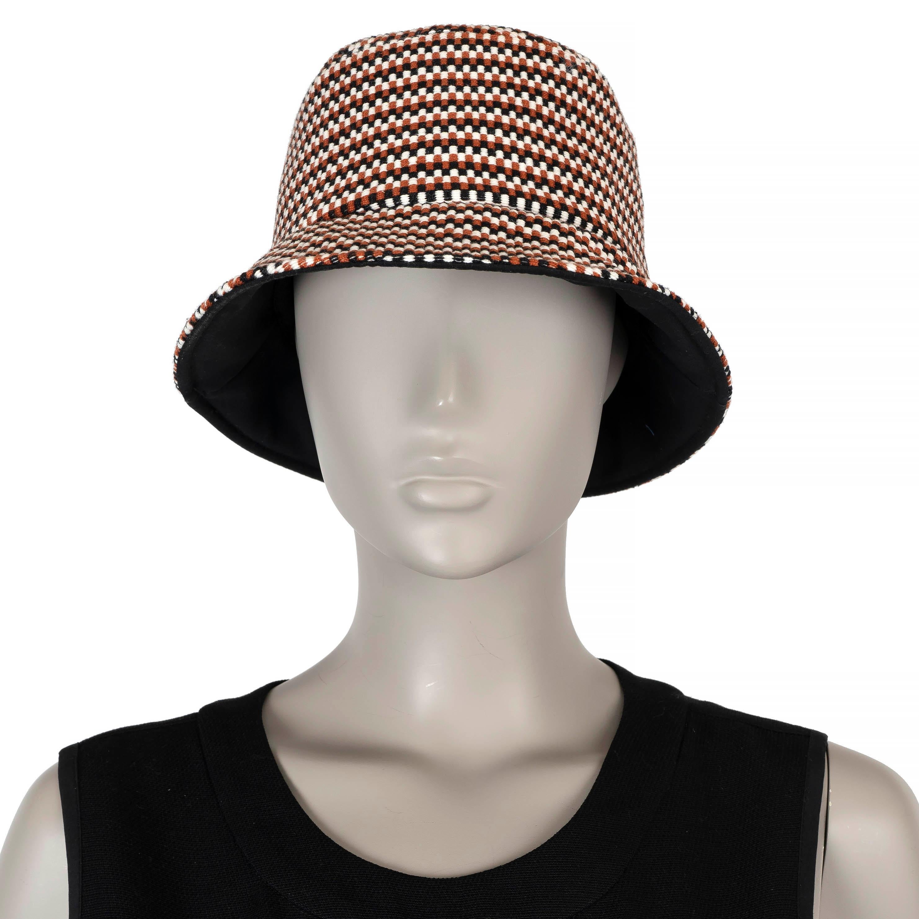 Questo cappello a secchiello Chloé, autentico al 100%, è realizzato in cotone jacquard intrecciato a quadretti marrone cognac, bianco e nero (100%). Un accessorio elegante e casual, che unisce la lavorazione artigianale a un moderno motivo a quadri,