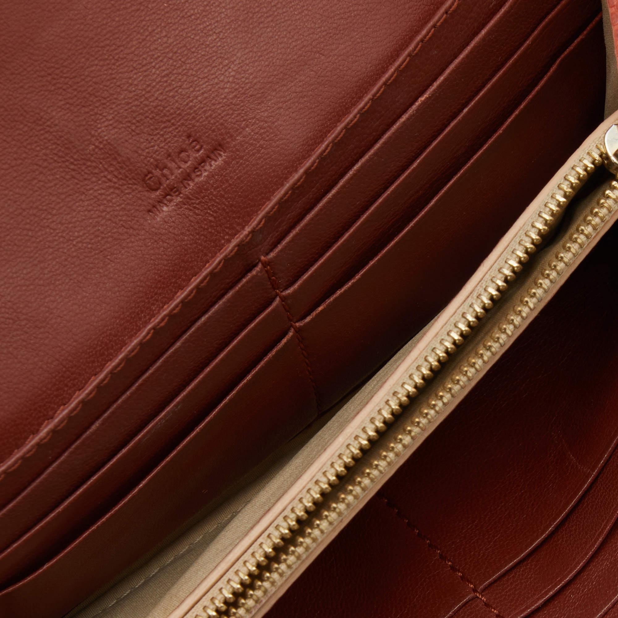 Diese kontinentale Brieftasche ist ein luxuriöses Accessoire, das sich als äußerst funktionell erweisen wird. Er ist außen aus strapazierfähigen MATERIALEN gefertigt und verfügt über ein gut organisiertes Innenleben.