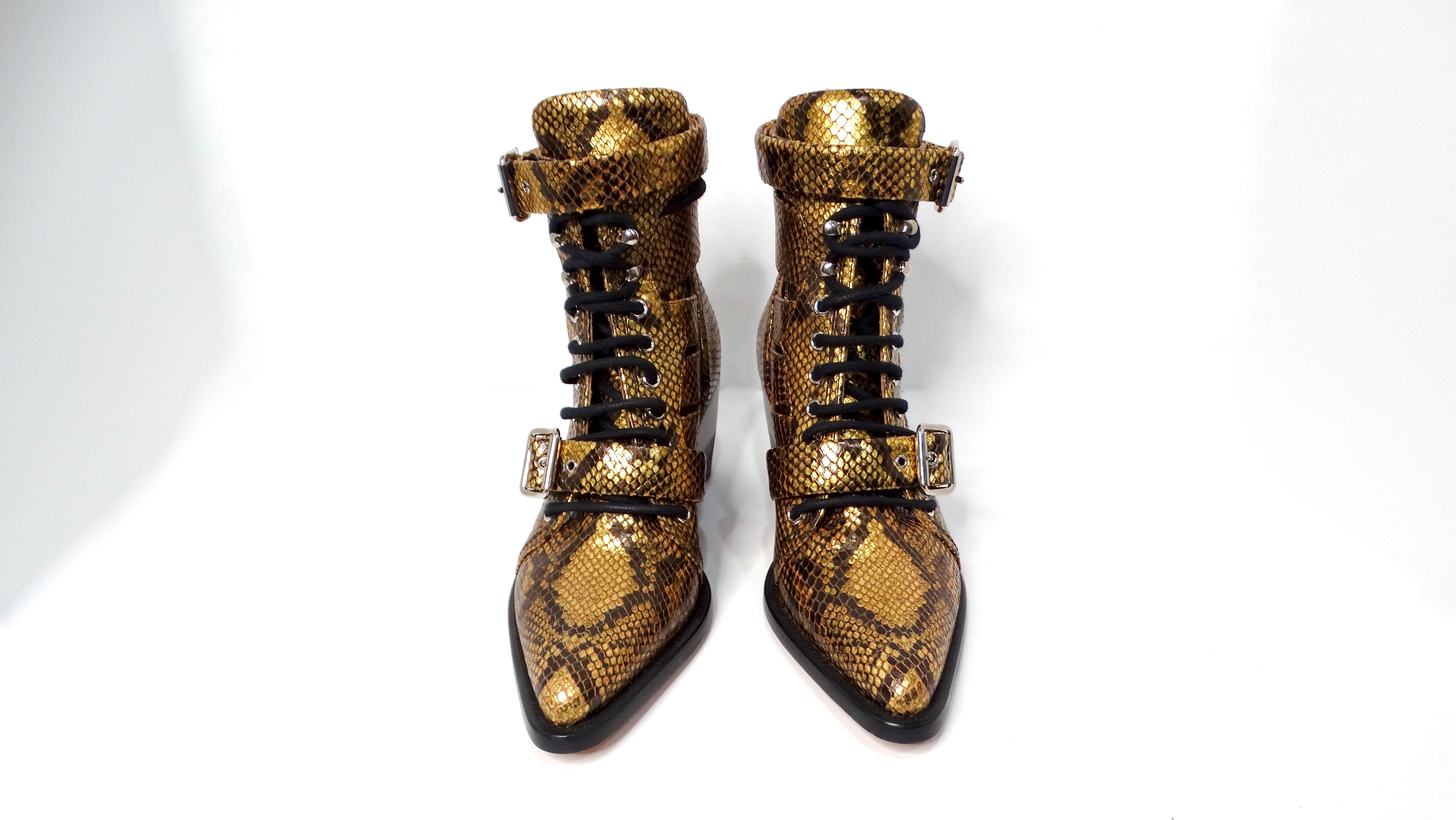 Marron Chloe - Rylee - Bottes à cage en cuir gaufré en python doré en vente