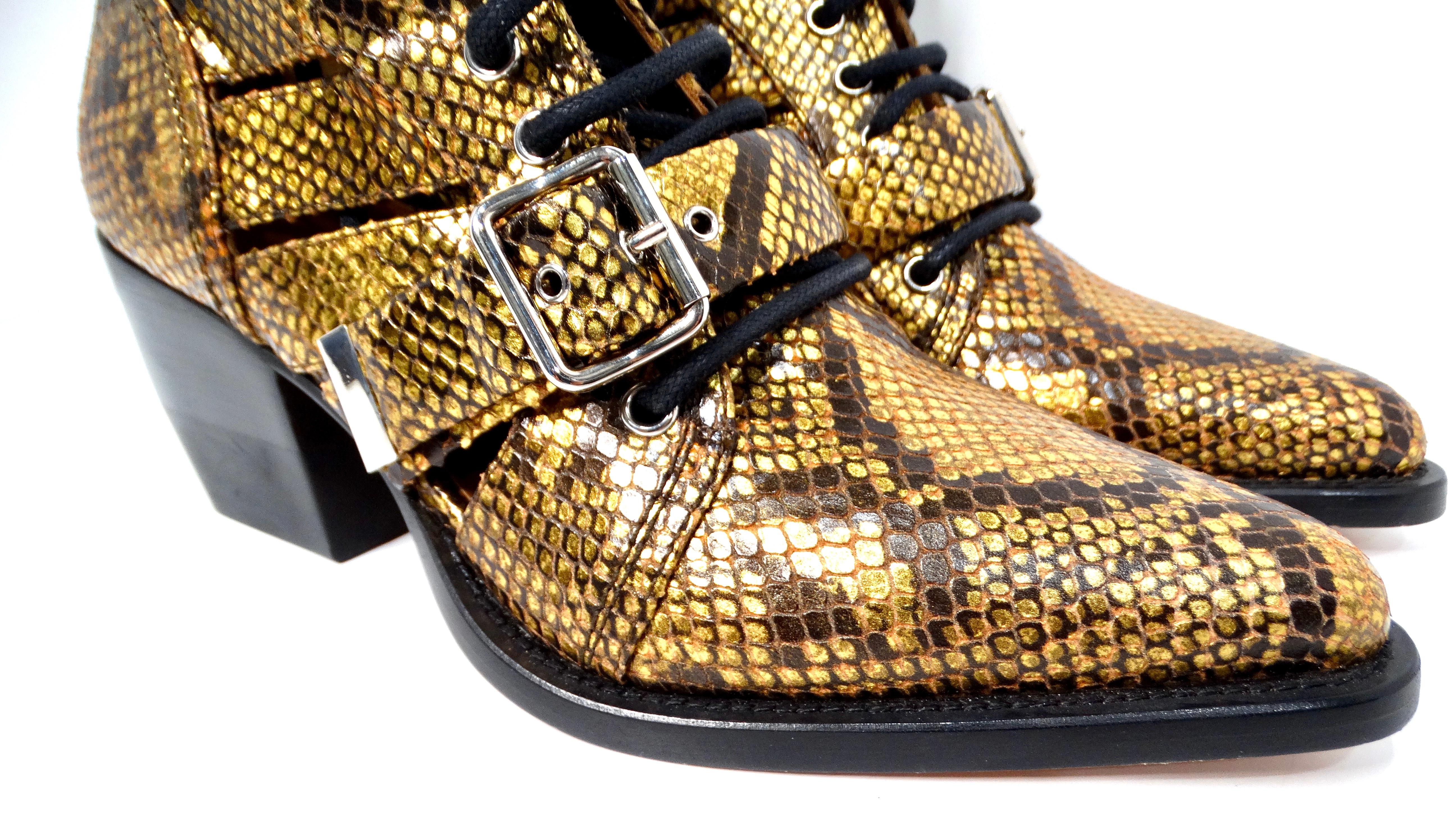 Chloe - Rylee - Bottes à cage en cuir gaufré en python doré Bon état - En vente à Scottsdale, AZ