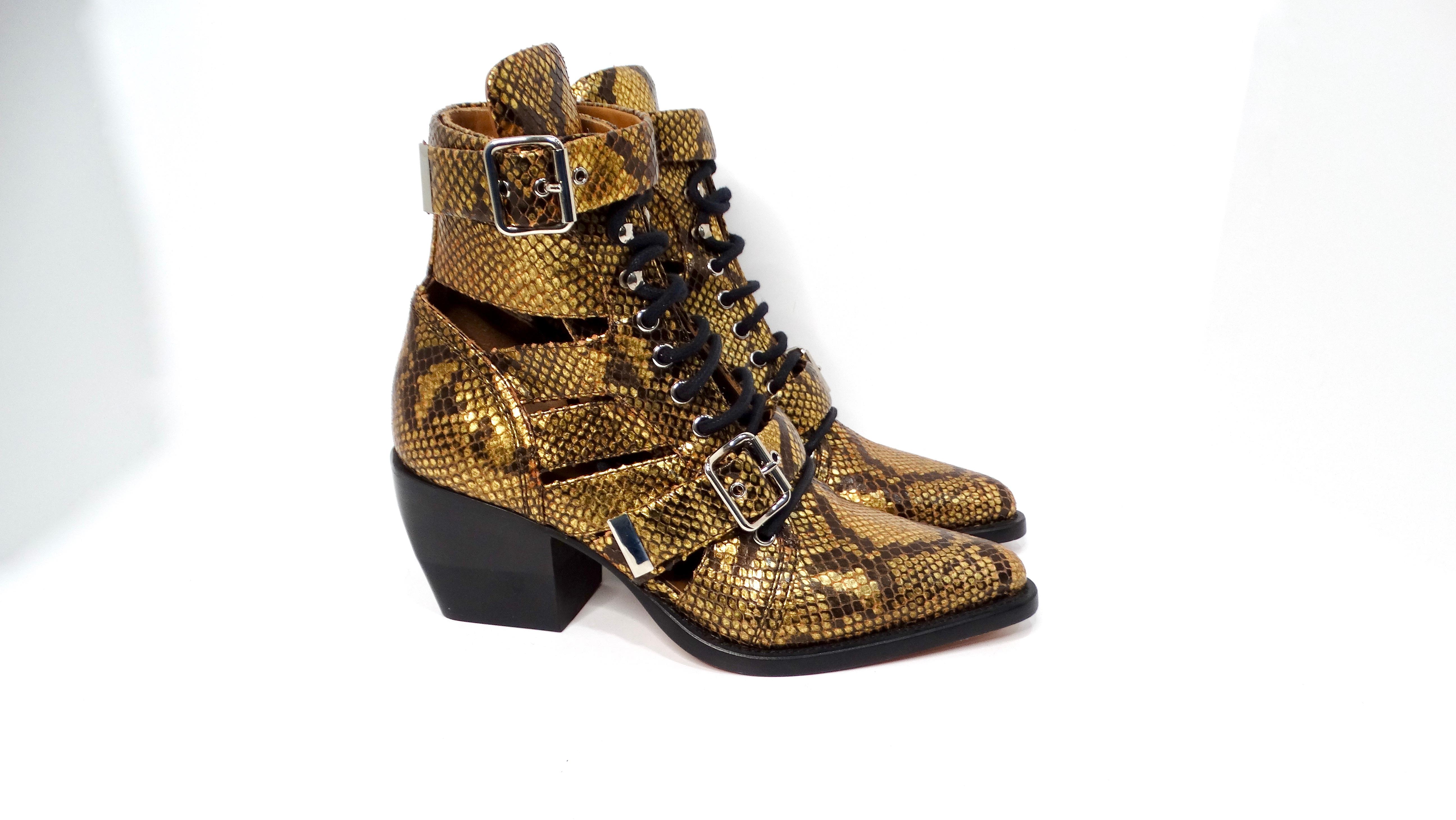 Chloe - Rylee - Bottes à cage en cuir gaufré en python doré Pour femmes en vente