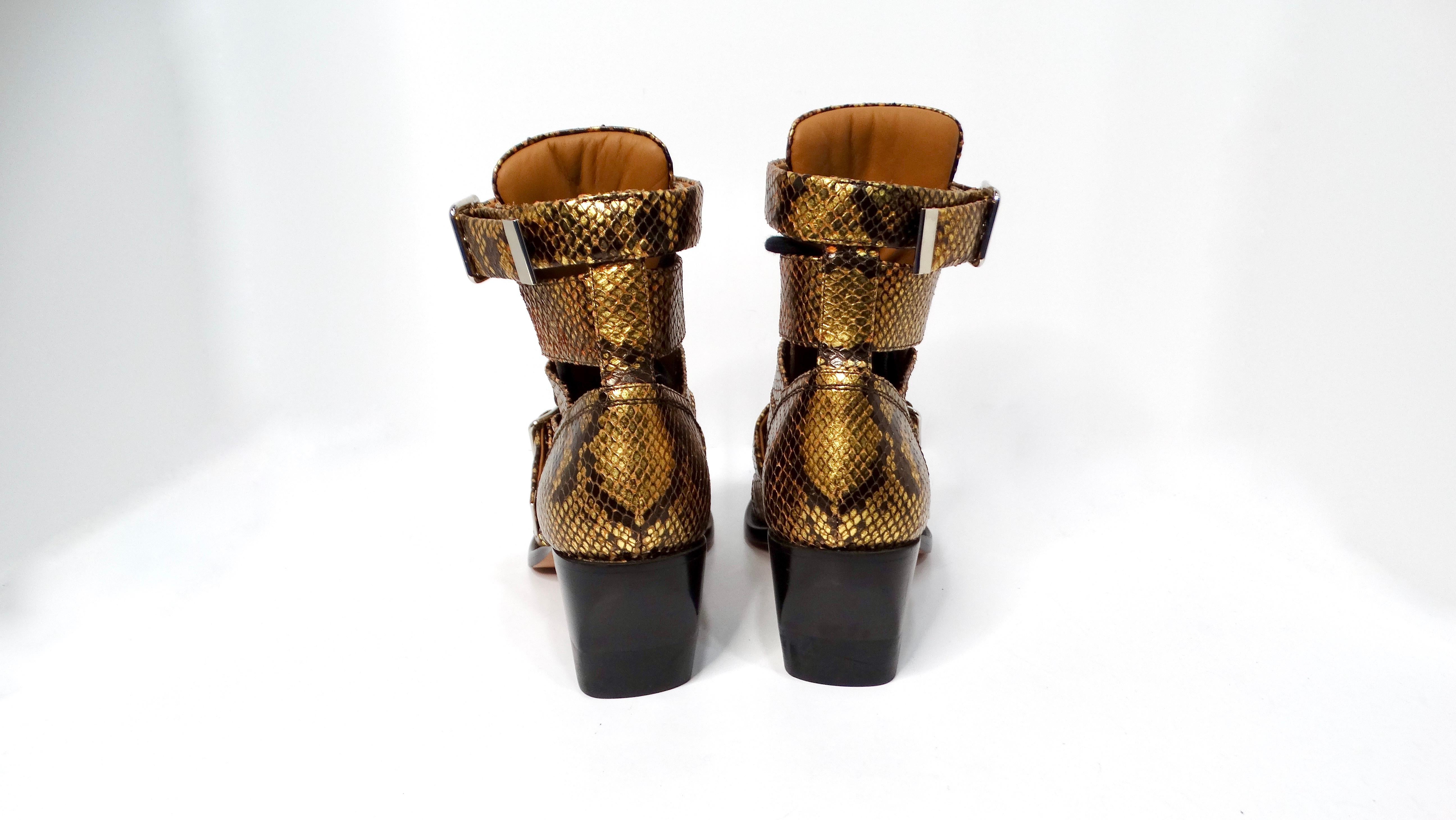 Chloe - Rylee - Bottes à cage en cuir gaufré en python doré en vente 1