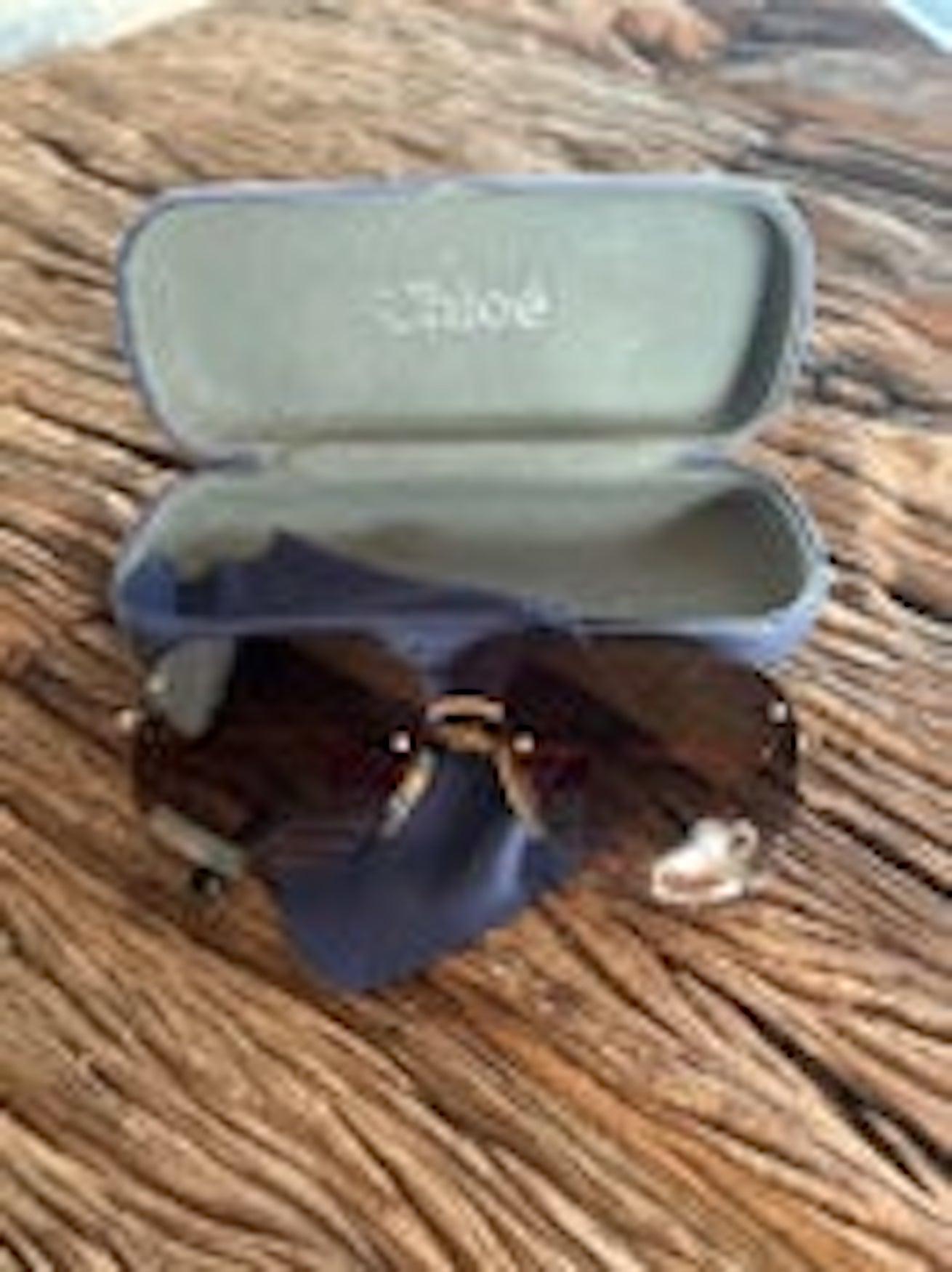 • Chloé par Stella McCartney 
• Lunettes de soleil marron teintées sans monture 
• Strass Swarovski en forme de cœur 
• Livré avec sa boîte d'origine