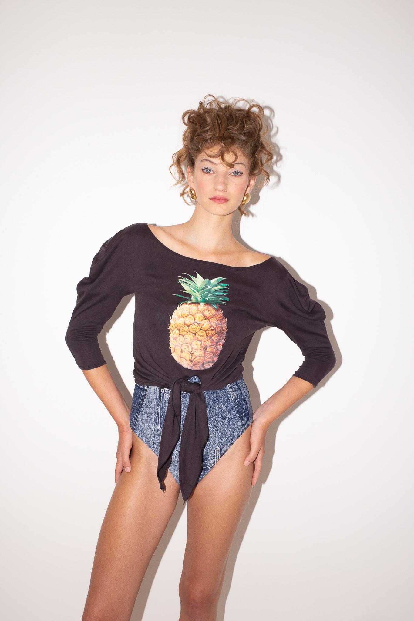 Conçu par Stella McCartney pour la collection de prêt-à-porter S/S 2001 de Chloe, ce haut iconique en forme d'ananas est apparu sur le podium cette saison-là dans un coloris turquoise. Cette version, au style et aux proportions ludiques, est