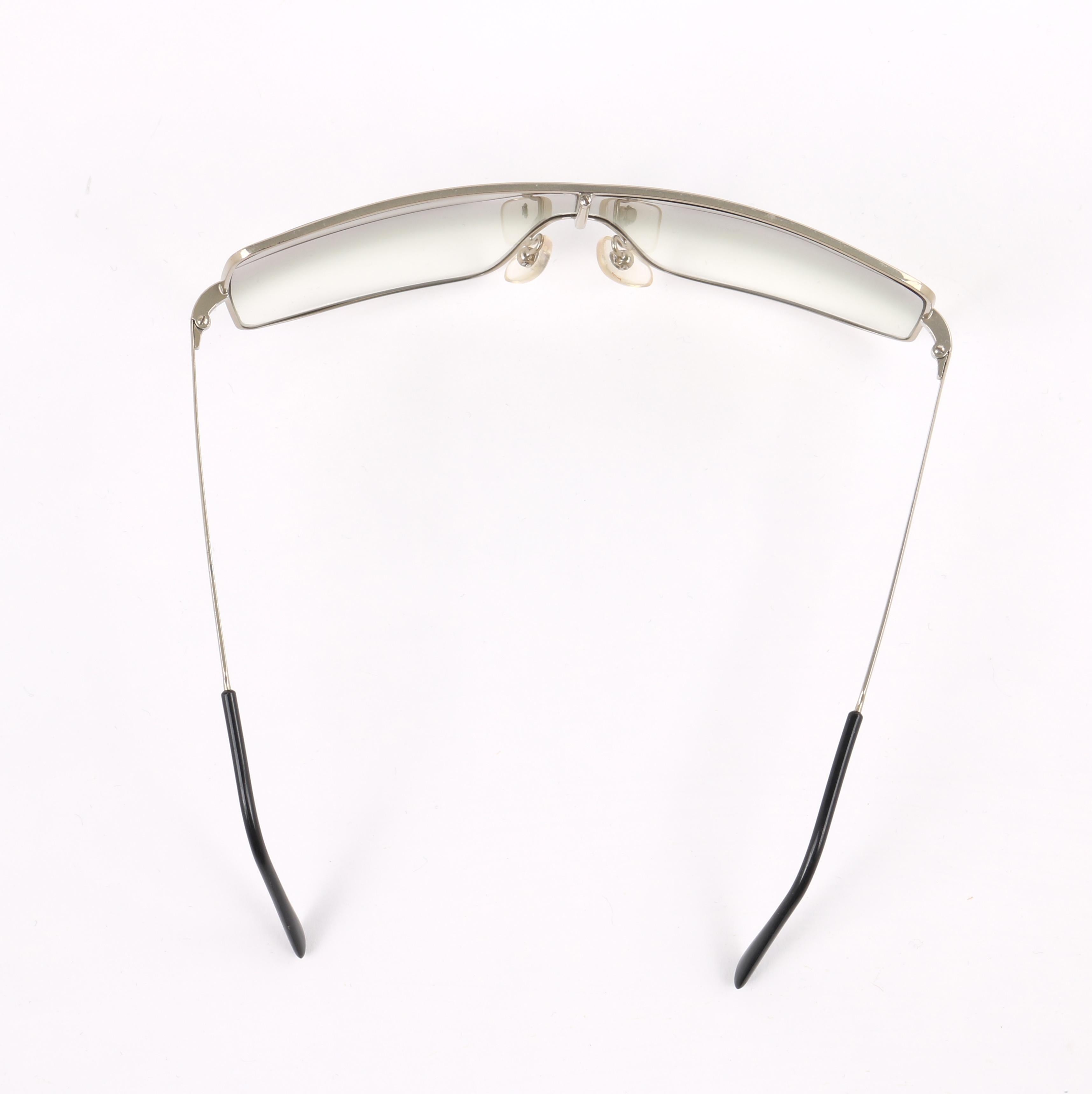 Stella McCartney für CHLOE S/S 2001, asymmetrische Shield-Sonnenbrille mit Drahtbügeln in Gold im Angebot 2