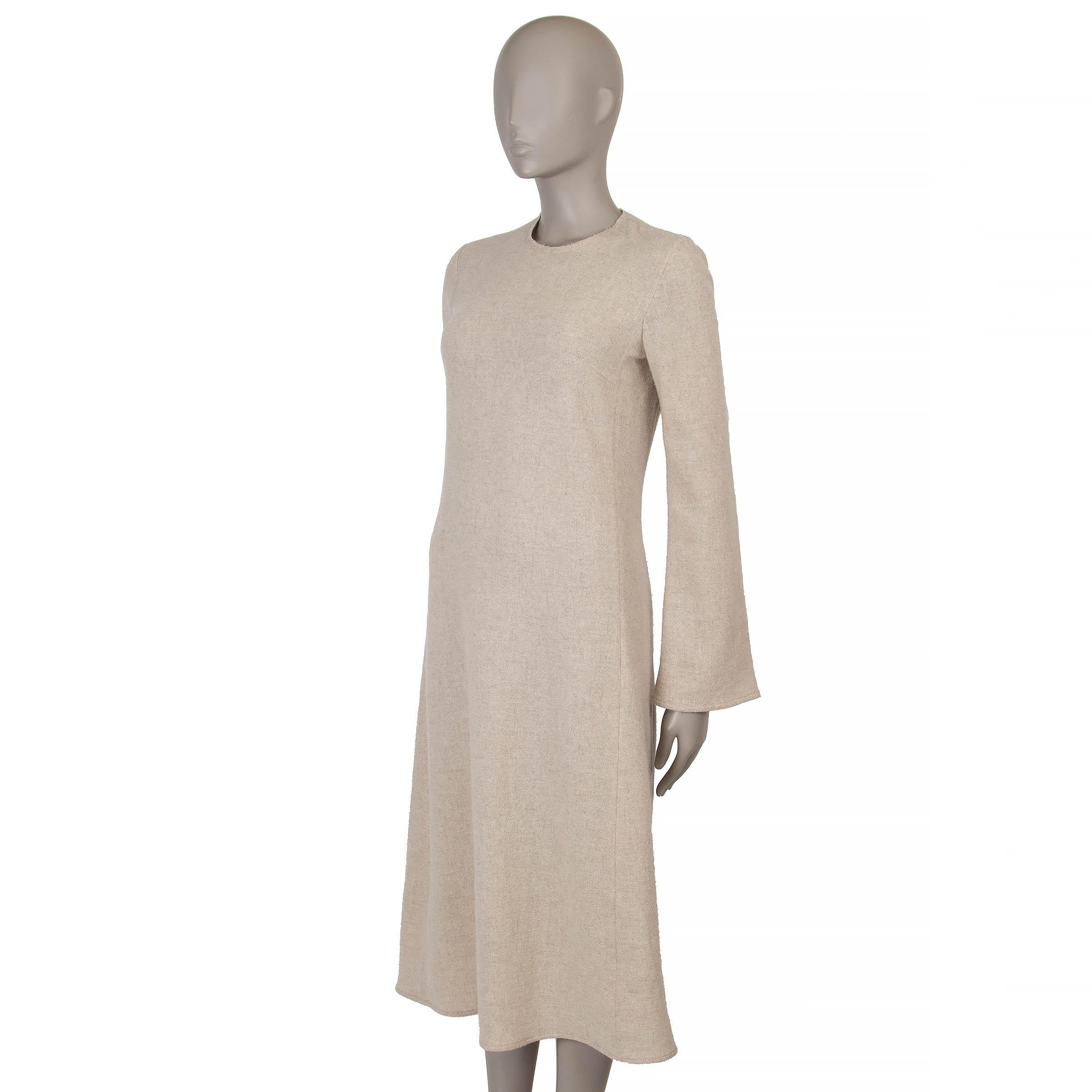 Questo abito a tunica Chloé 100% autentico in lana riciclata Sandy Khaki beige garzata (50%) e cashmere (50%) è un mix perfetto di sostenibilità ed eleganza. Progettato con una silhouette sciolta e aderente, presenta una lunghezza midi, un orlo