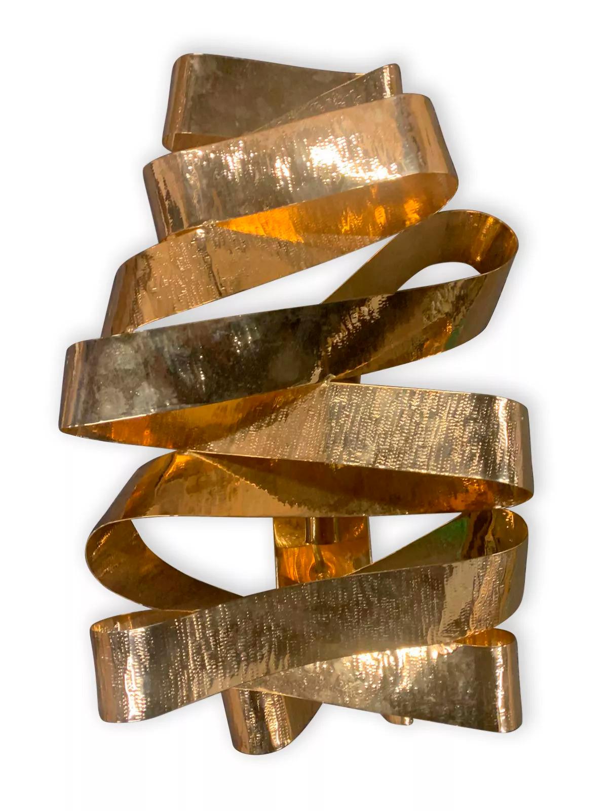 Los giros inesperados de la cinta mágicamente evocadora despiertan tus sentidos más profundos y te dan la impresión de estar envuelto en el encanto impulsivo de una niña. Exquisitas texturas martilladas danzan sobre el metal brillante.

Materiales y