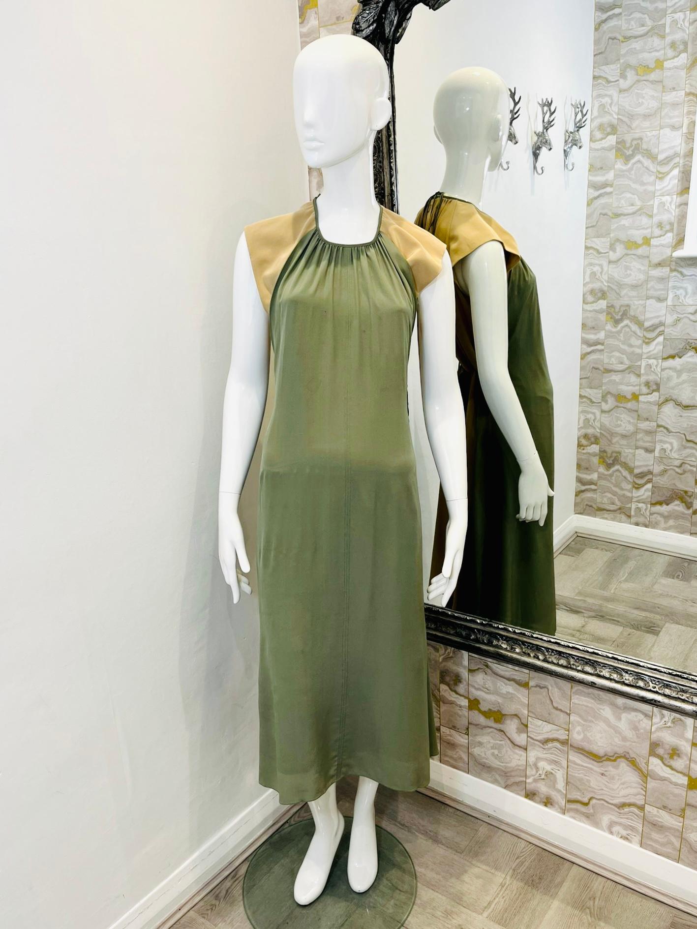 Chloe Silk Dress

Two tone in beige and khaki green, A- line style with cap sleeves and 

tie detail to the back of the neck and waist. Logo zipper pull.

Size - 40FR

Condition - Very Good

Composition - Silk 
