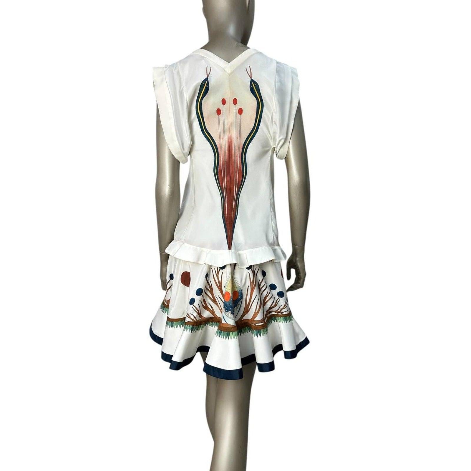 ¡Eleva tu vestuario con este impresionante vestido estampado de seda de Chloe! 

Este vestido luce un vibrante estampado con influencias artísticas y étnicas, que lo convierten en una auténtica pieza declarada.

La construcción en capas y el escote